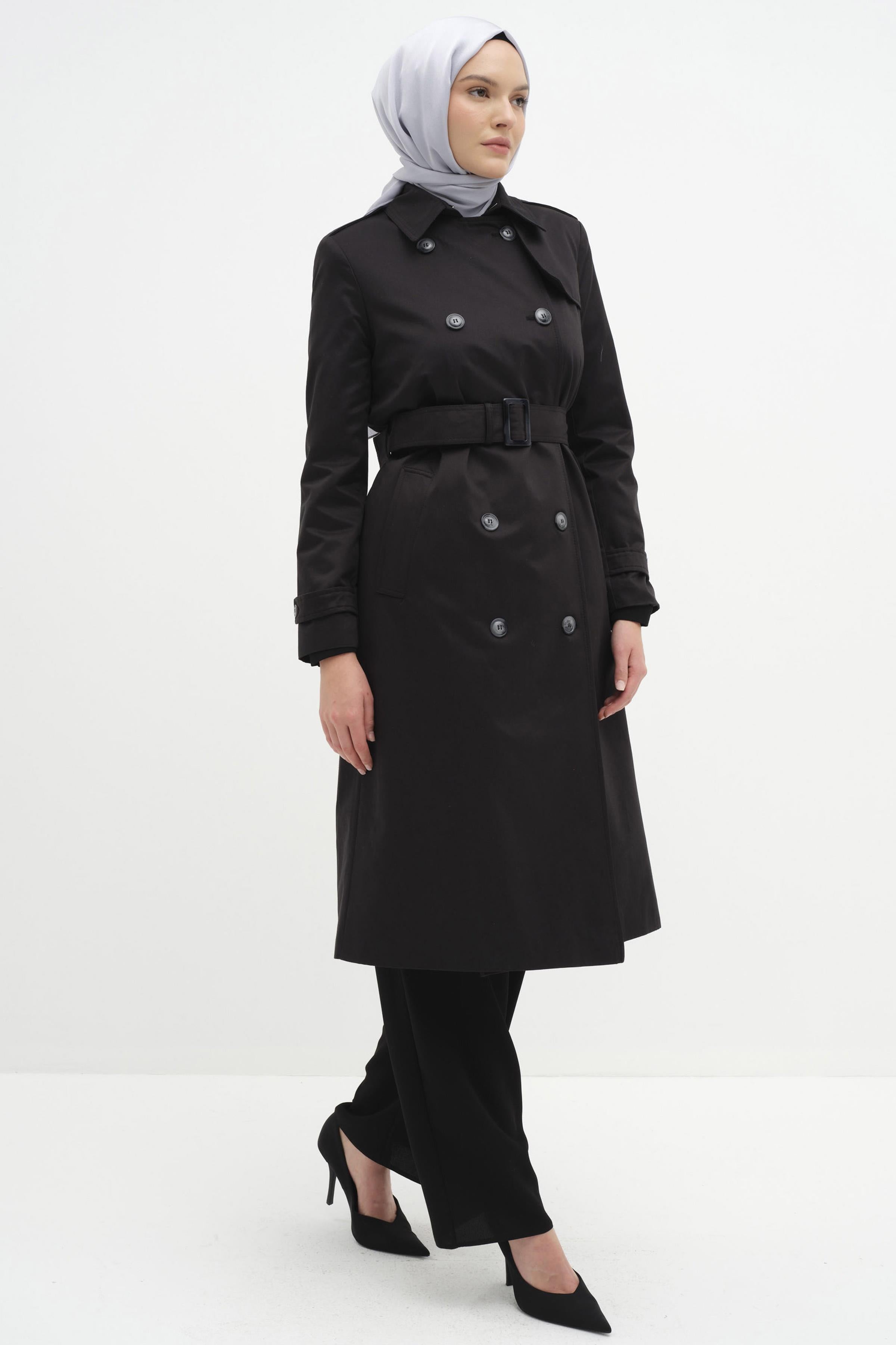 Rüzgarlık Detaylı Pilikaşeli Trenç - Siyah TUGBA