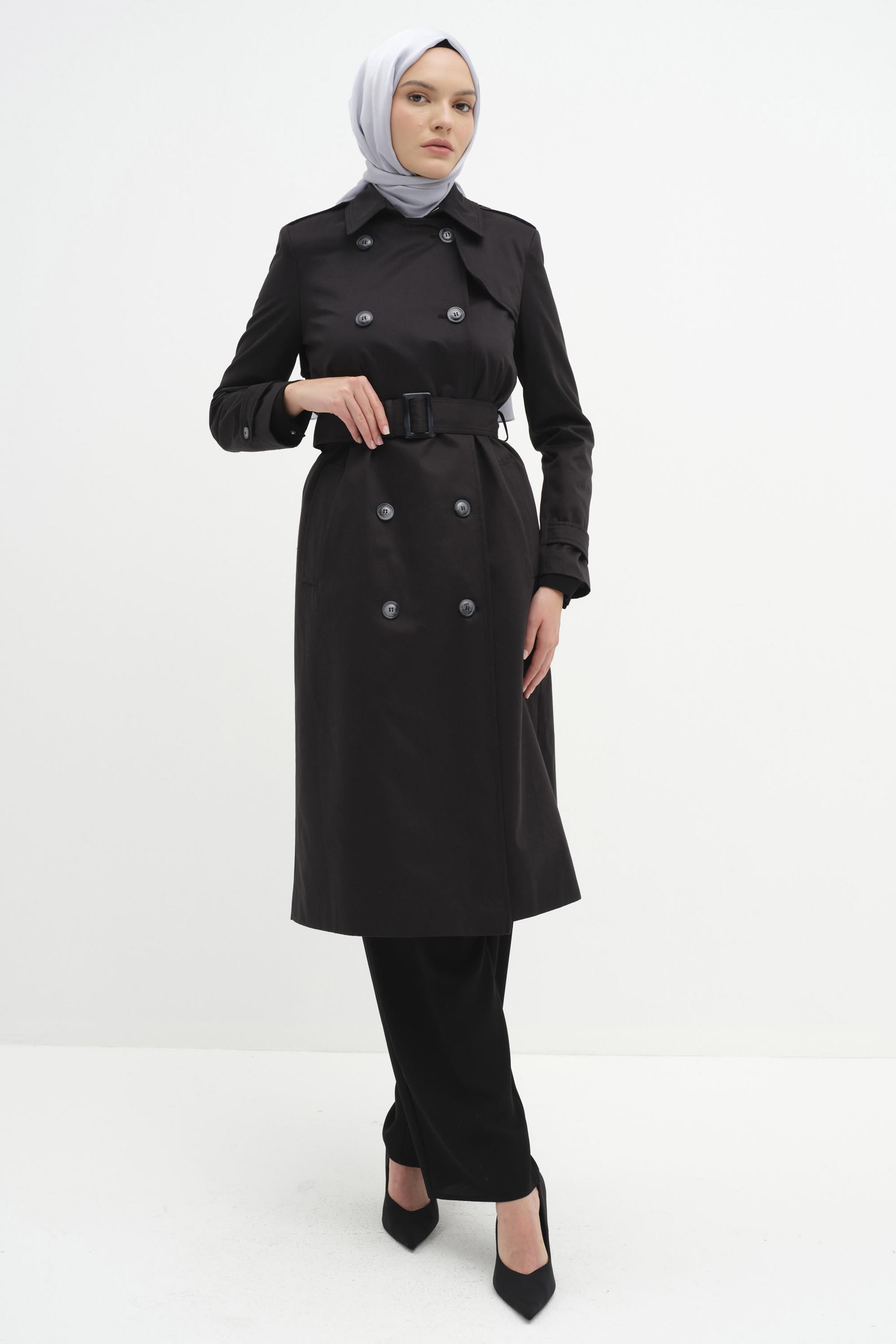 Rüzgarlık Detaylı Pilikaşeli Trenç - Siyah TUGBA