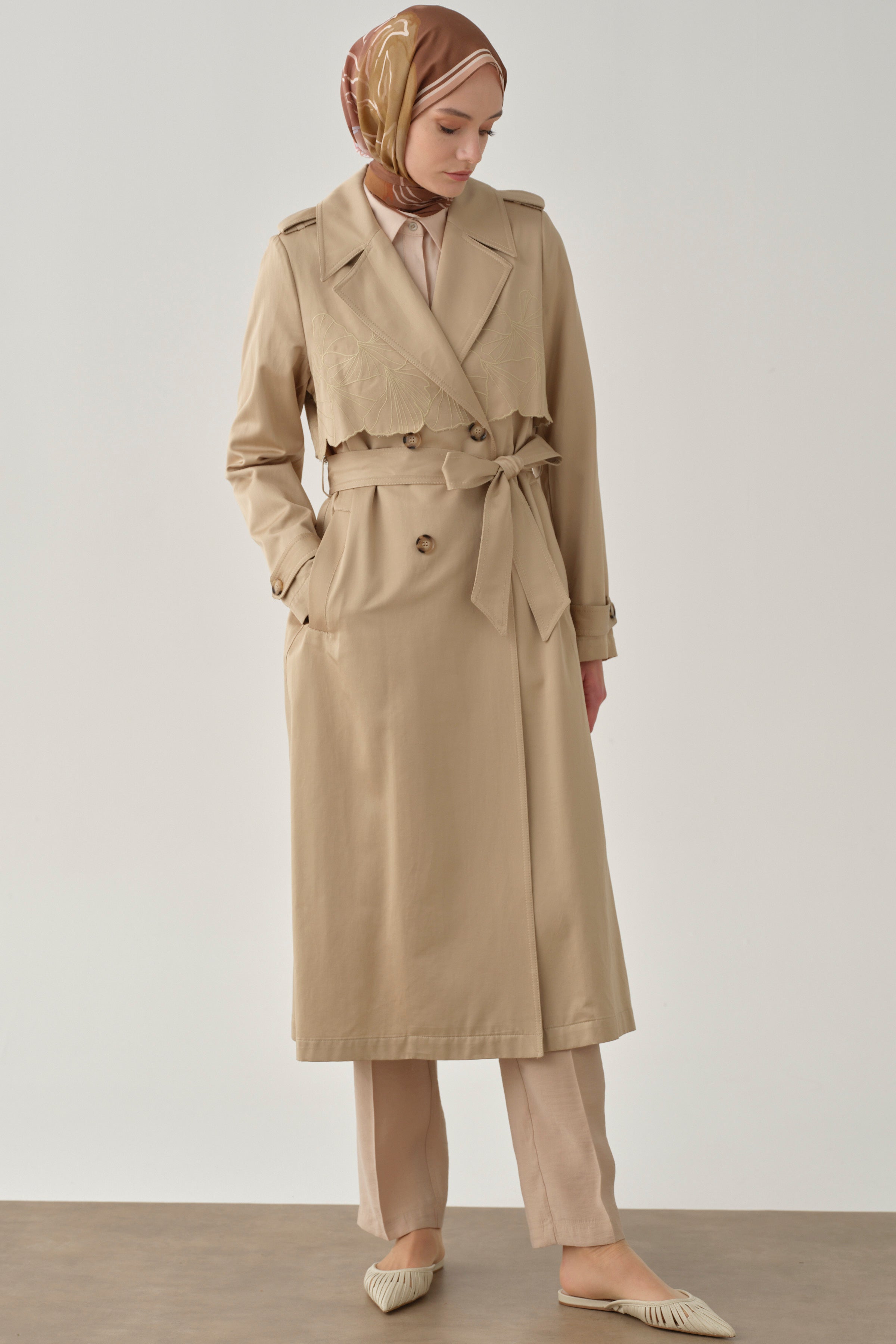 Rüzgarlık Nakış Detaylı Trençkot - Taş TUGBA