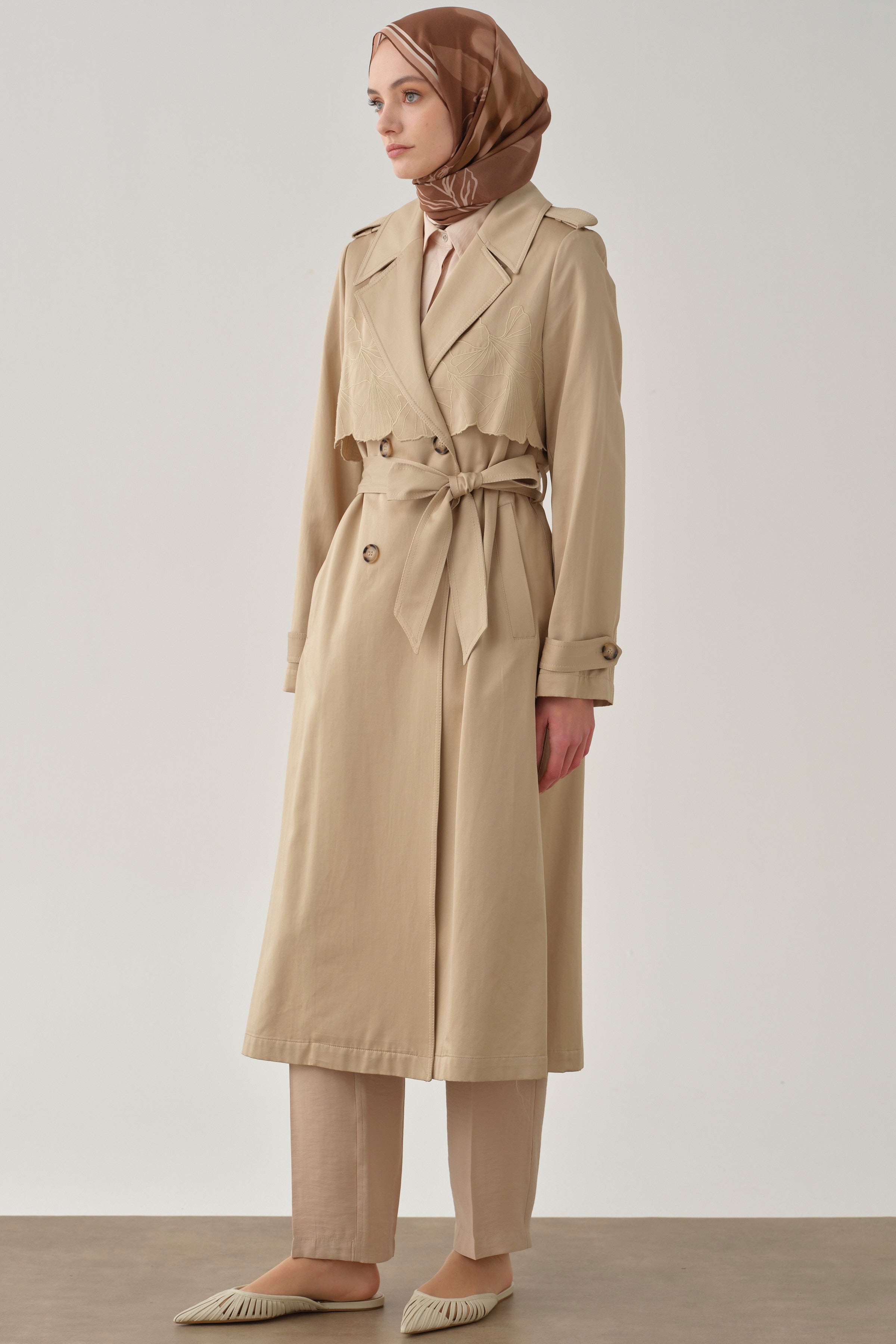 Rüzgarlık Nakış Detaylı Trençkot - Taş TUGBA