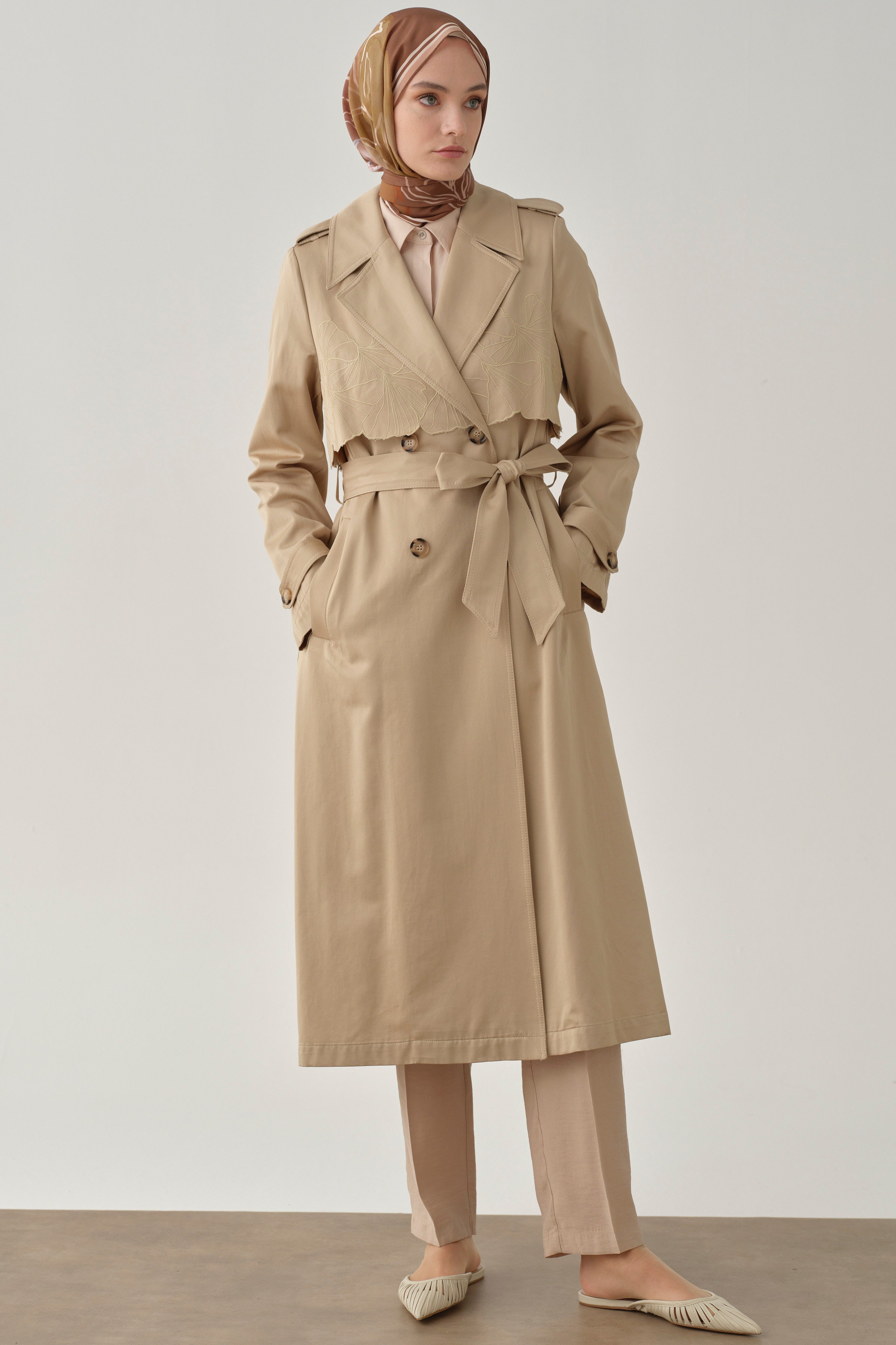 Rüzgarlık Nakış Detaylı Trençkot - Taş TUGBA