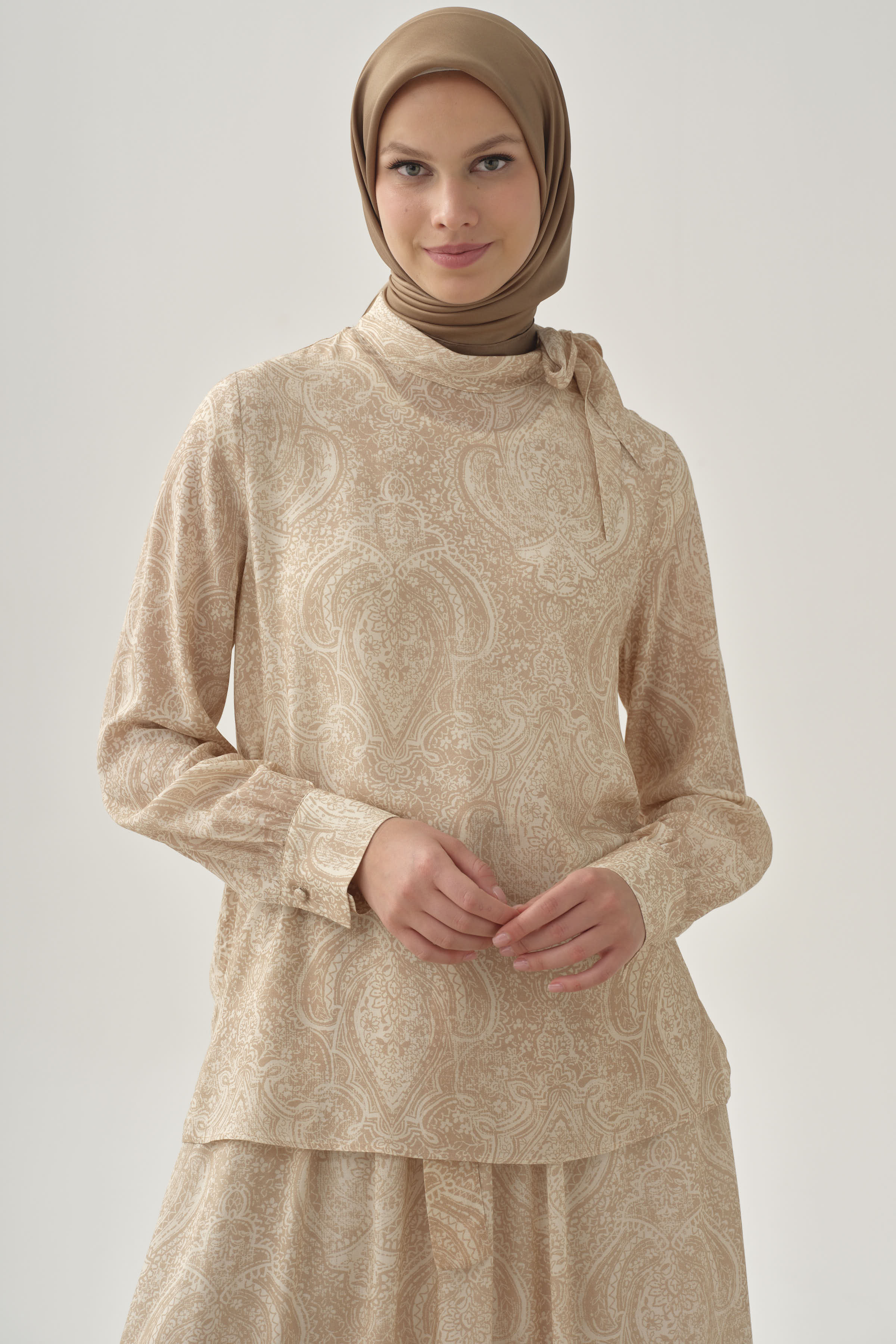Şal Desenli Fular Yakalı Bluz - Bej TUGBA