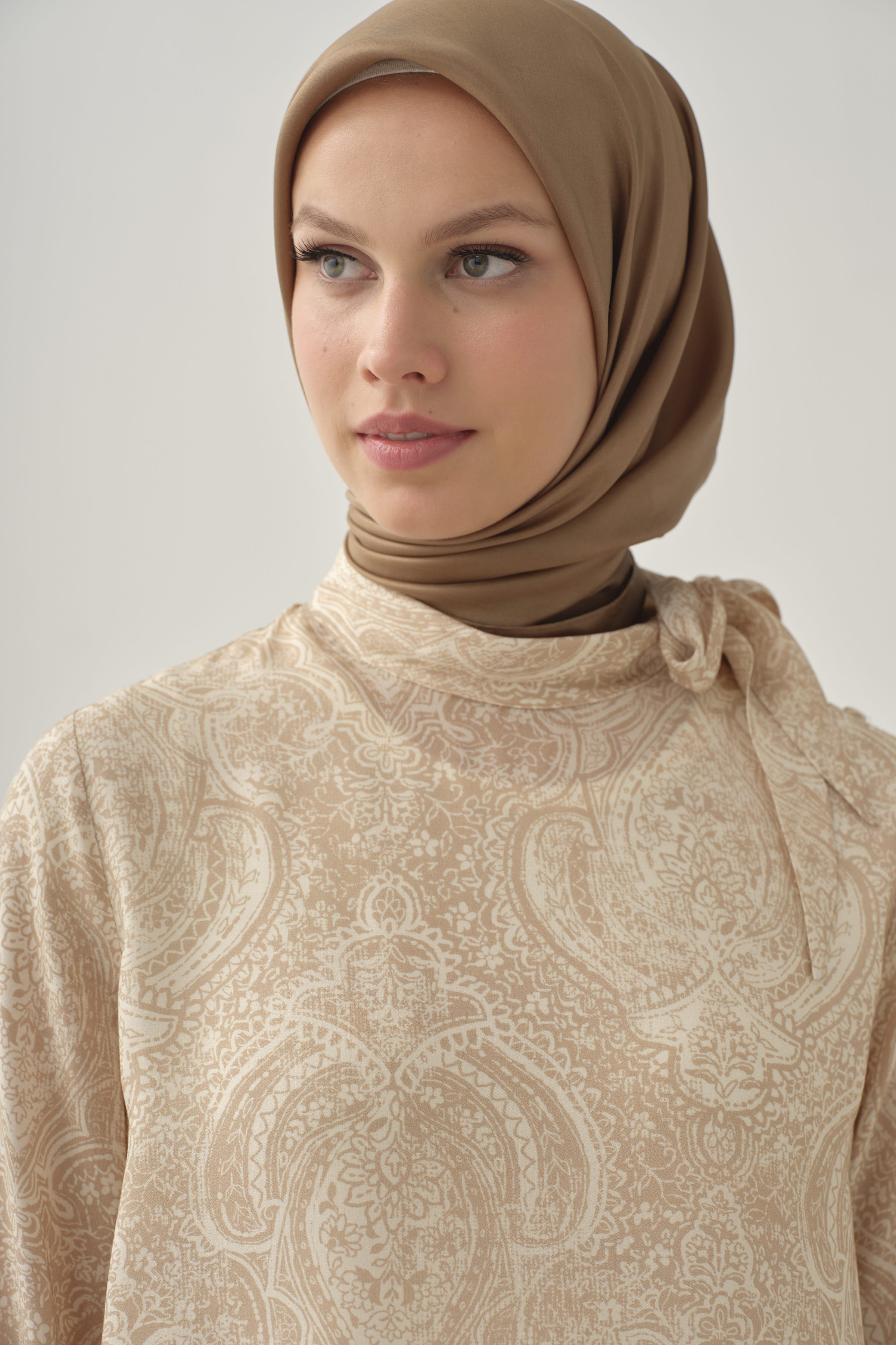 Şal Desenli Fular Yakalı Bluz - Bej TUGBA