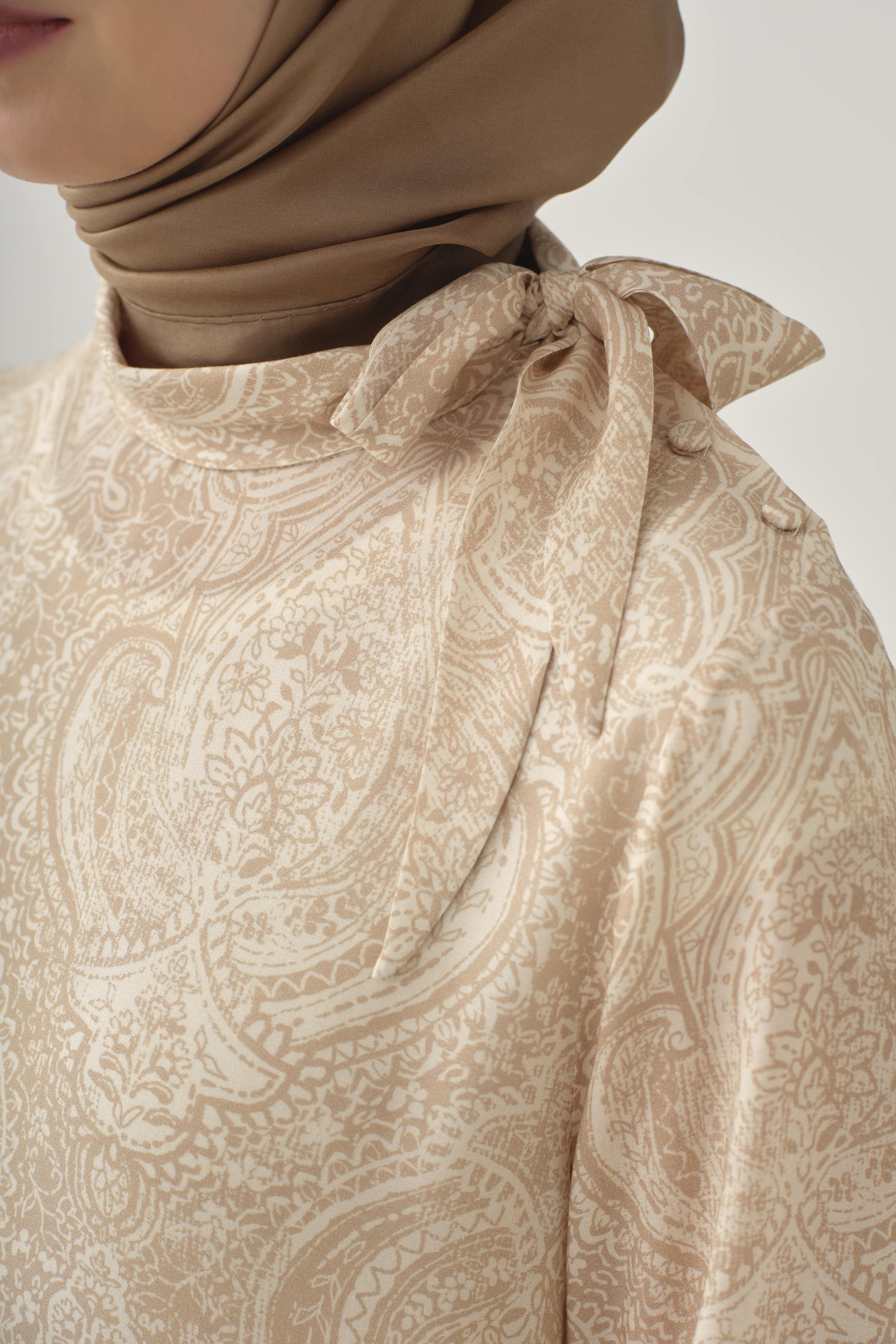 Şal Desenli Fular Yakalı Bluz - Bej TUGBA