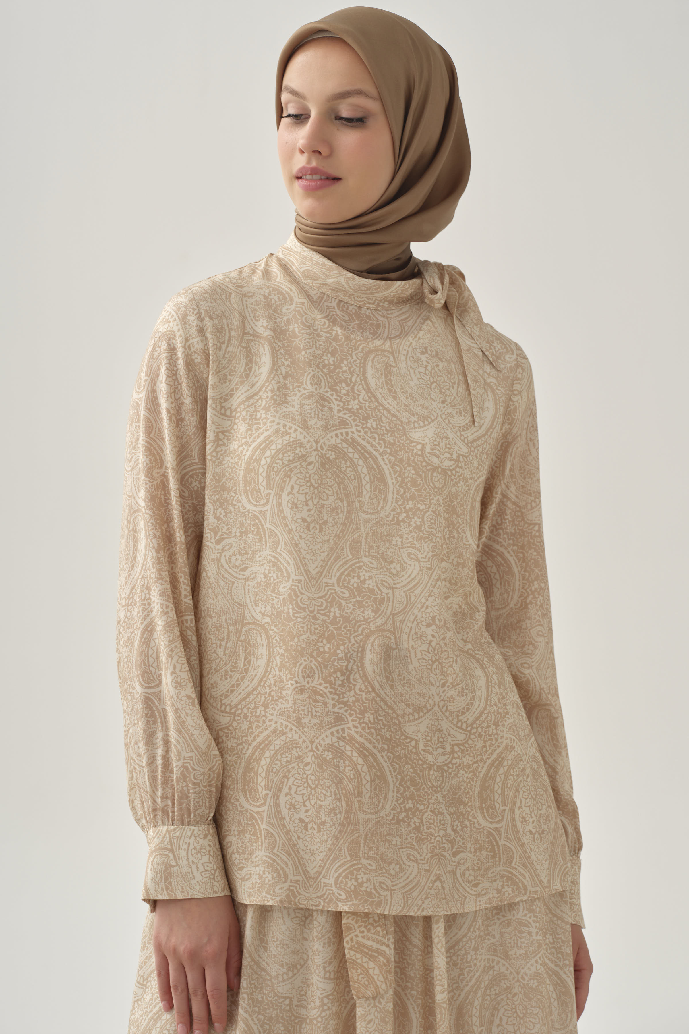 Şal Desenli Fular Yakalı Bluz - Bej TUGBA