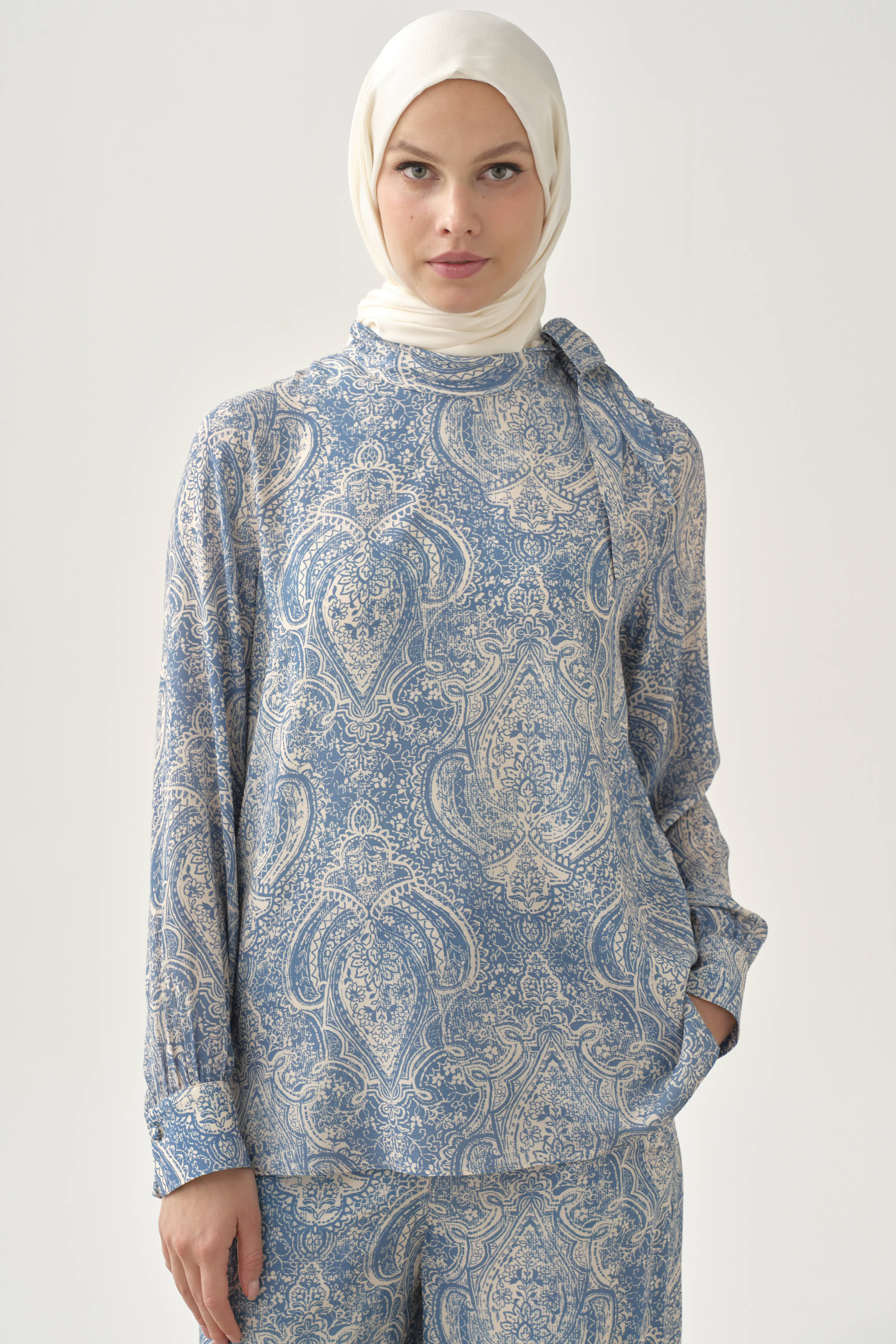 Şal Desenli Fular Yakalı Bluz - İndigo TUGBA