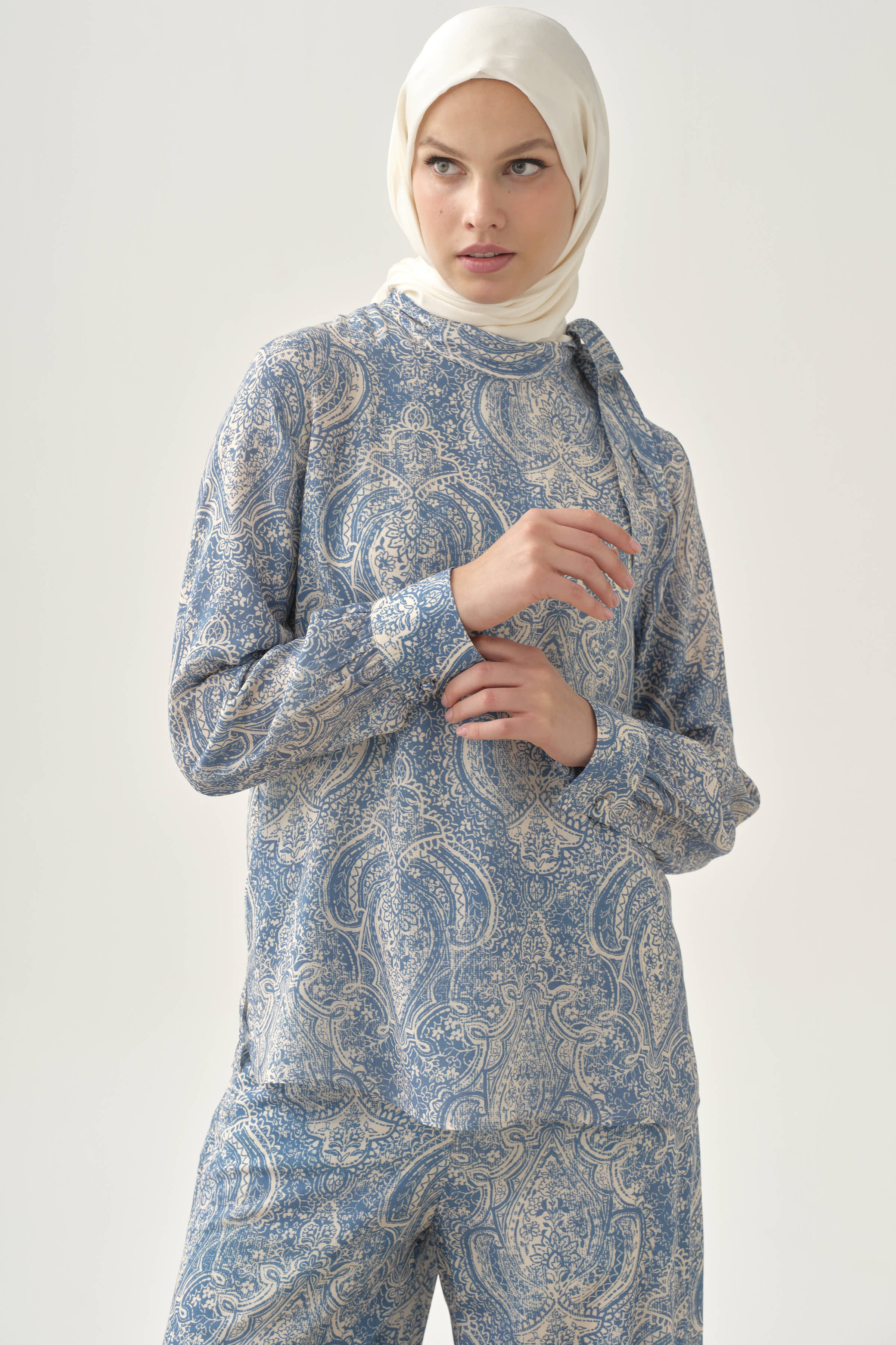 Şal Desenli Fular Yakalı Bluz - İndigo TUGBA