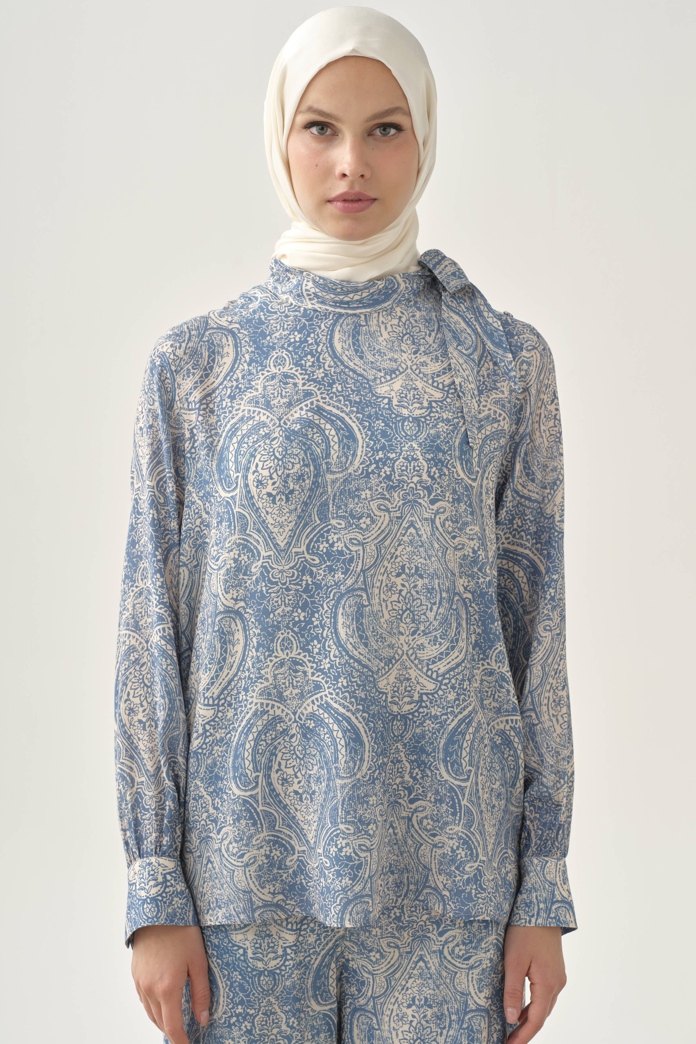 Şal Desenli Fular Yakalı Bluz - İndigo TUGBA