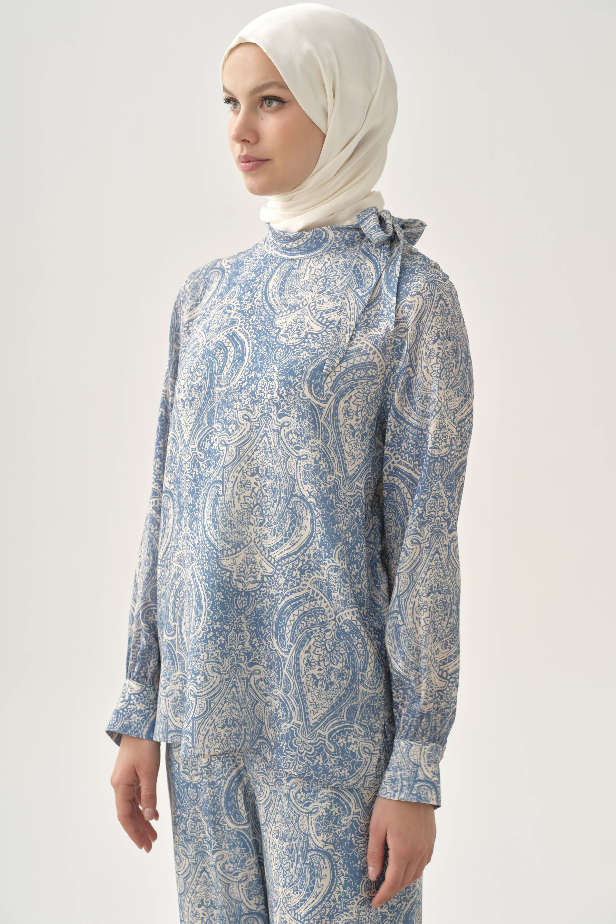 Şal Desenli Fular Yakalı Bluz - İndigo TUGBA