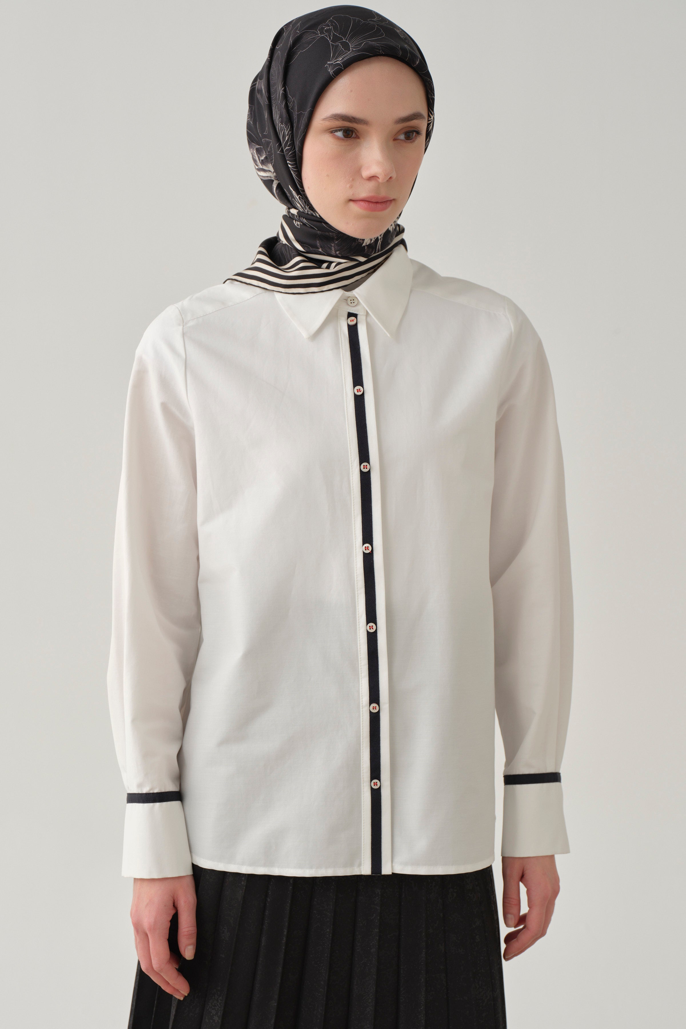 Şerit Aksesuarlı Yırtmaçlı Gömlek - Ekru TUGBA