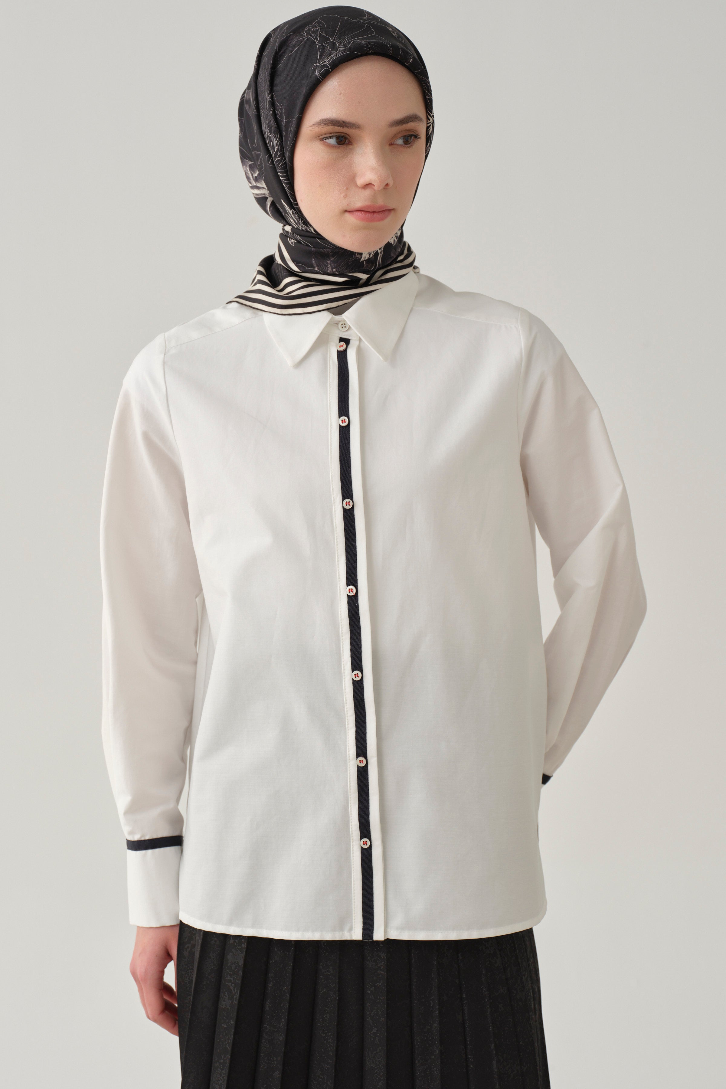 Şerit Aksesuarlı Yırtmaçlı Gömlek - Ekru TUGBA