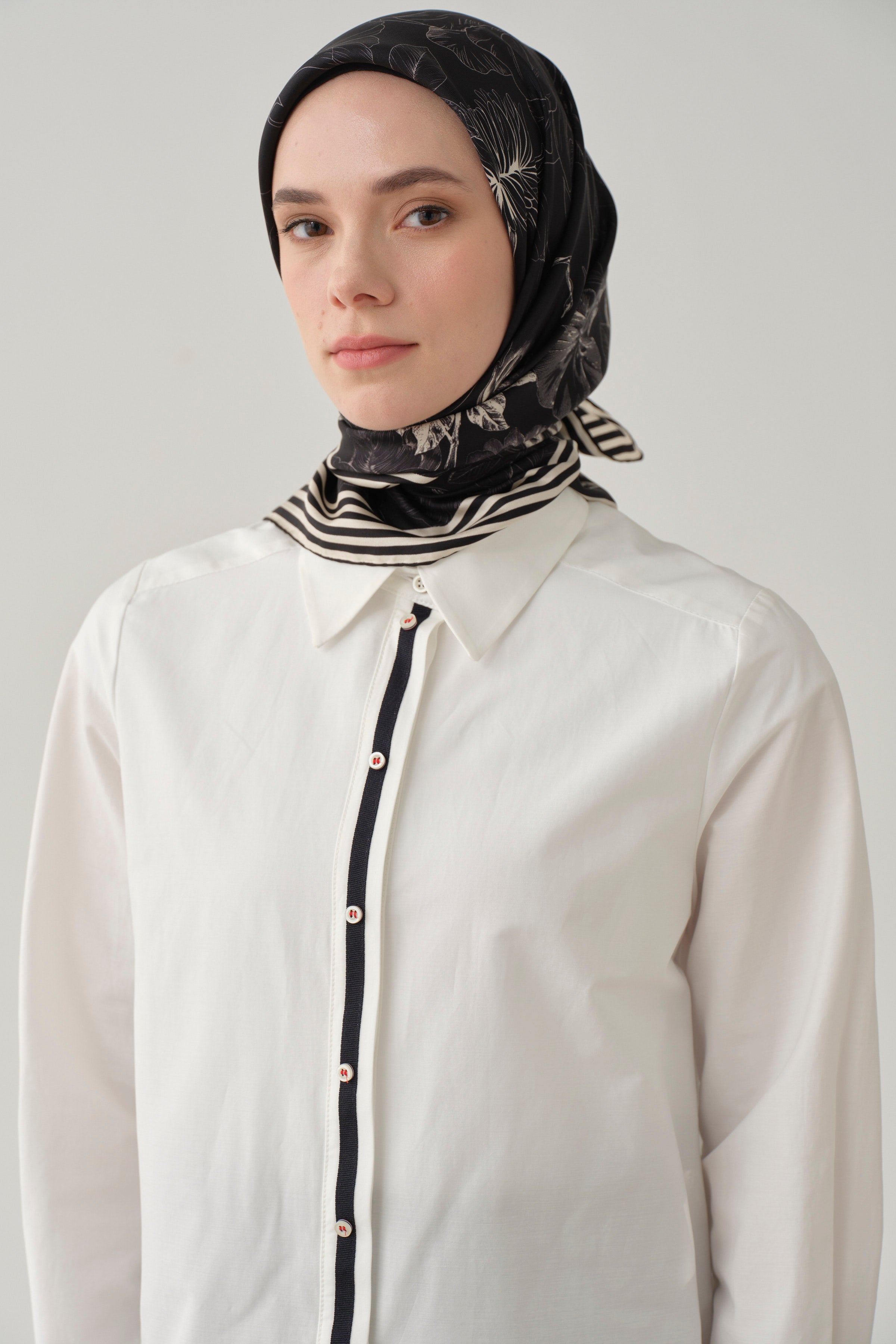 Şerit Aksesuarlı Yırtmaçlı Gömlek - Ekru TUGBA