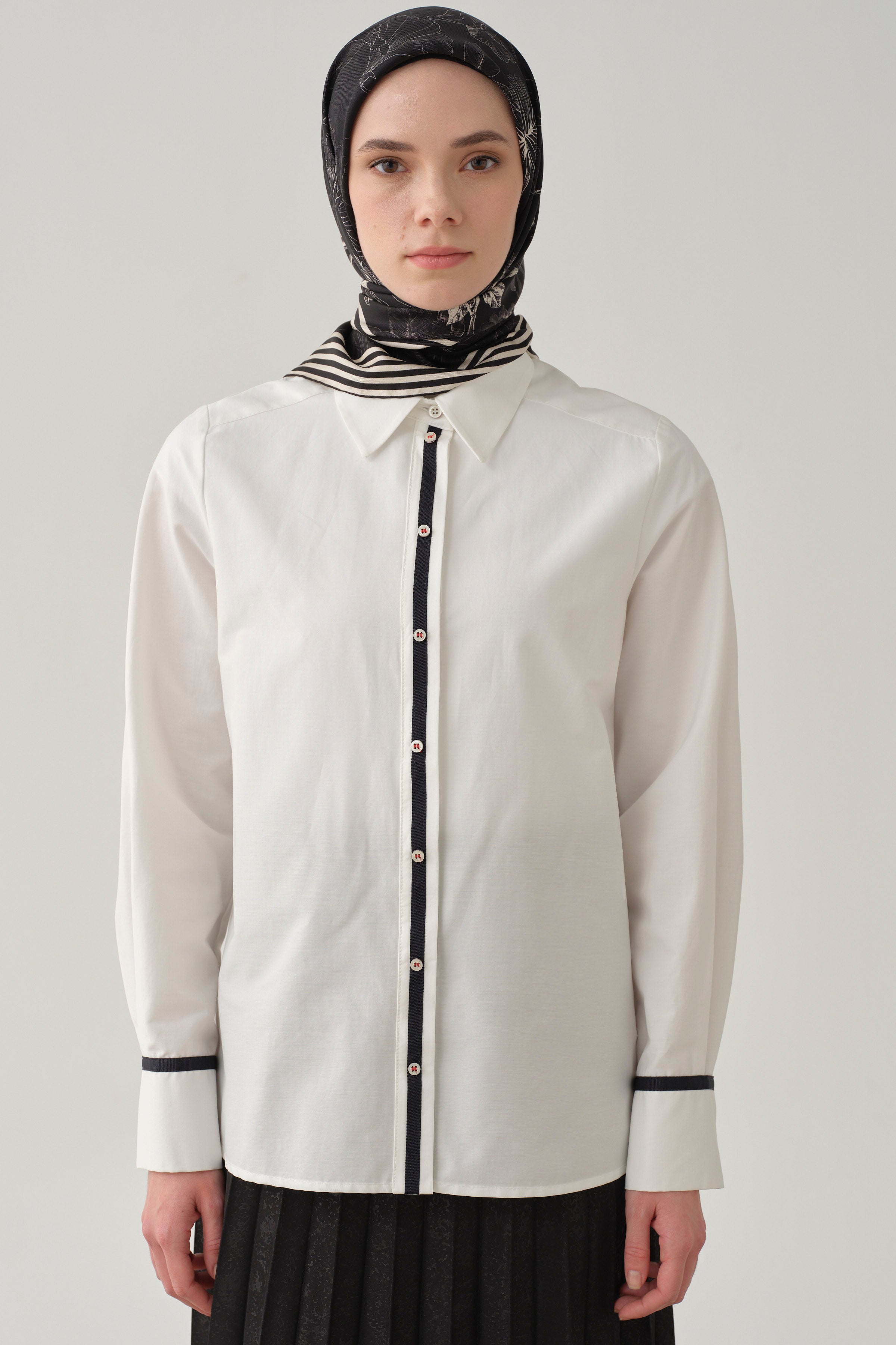 Şerit Aksesuarlı Yırtmaçlı Gömlek - Ekru TUGBA