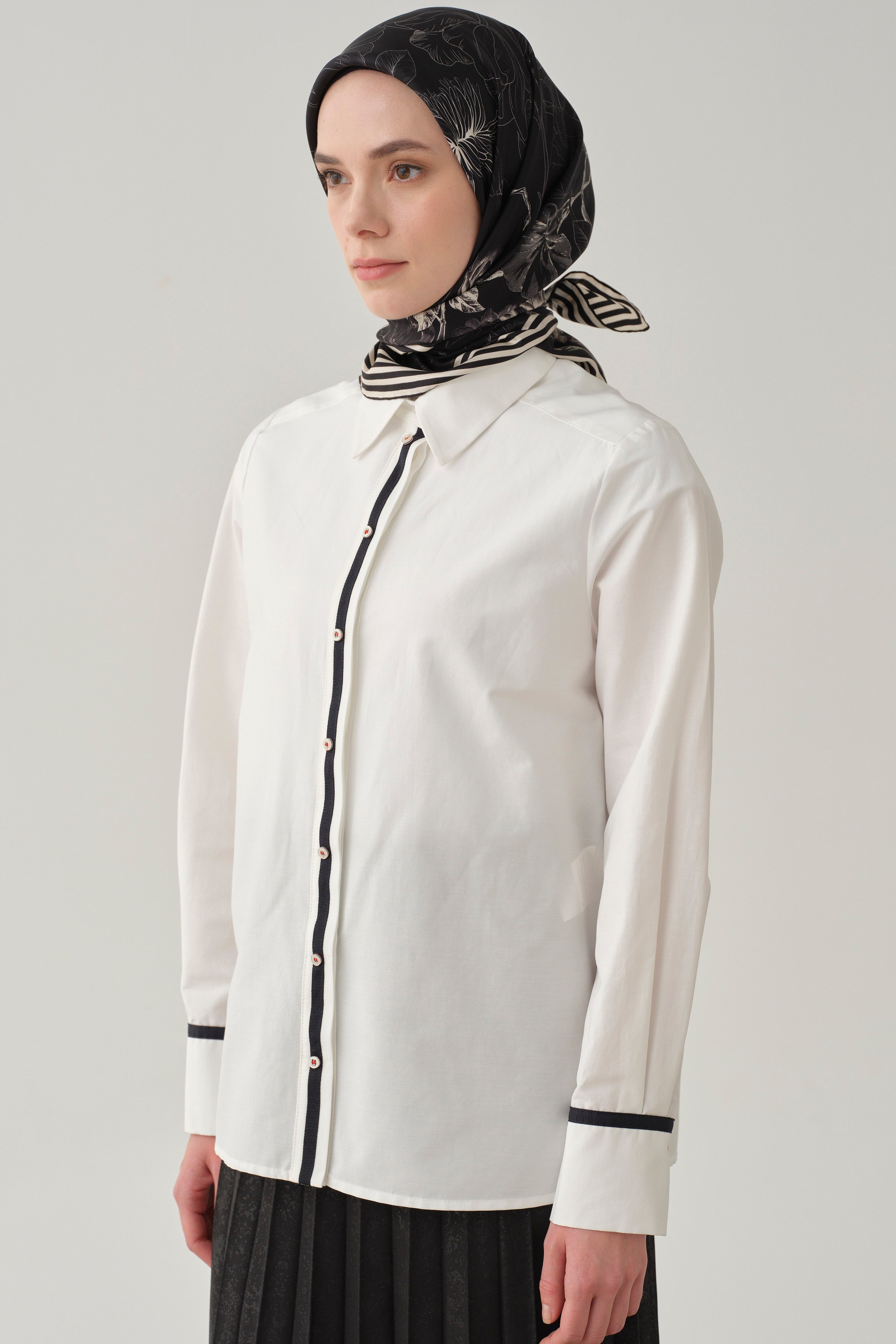 Şerit Aksesuarlı Yırtmaçlı Gömlek - Ekru TUGBA