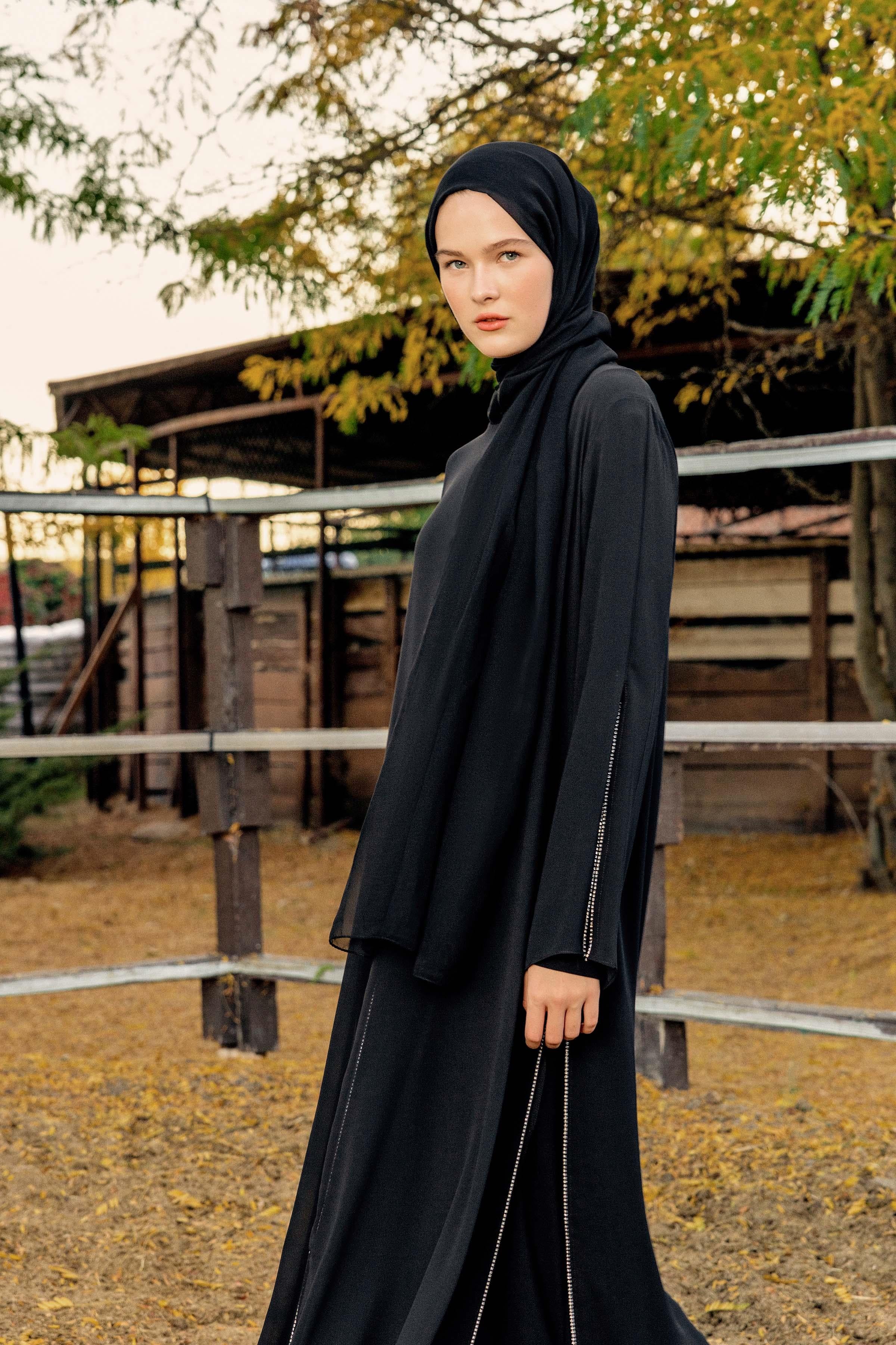 Şerit Taş Detaylı Şifon Garnili Elbise - Siyah TUGBA