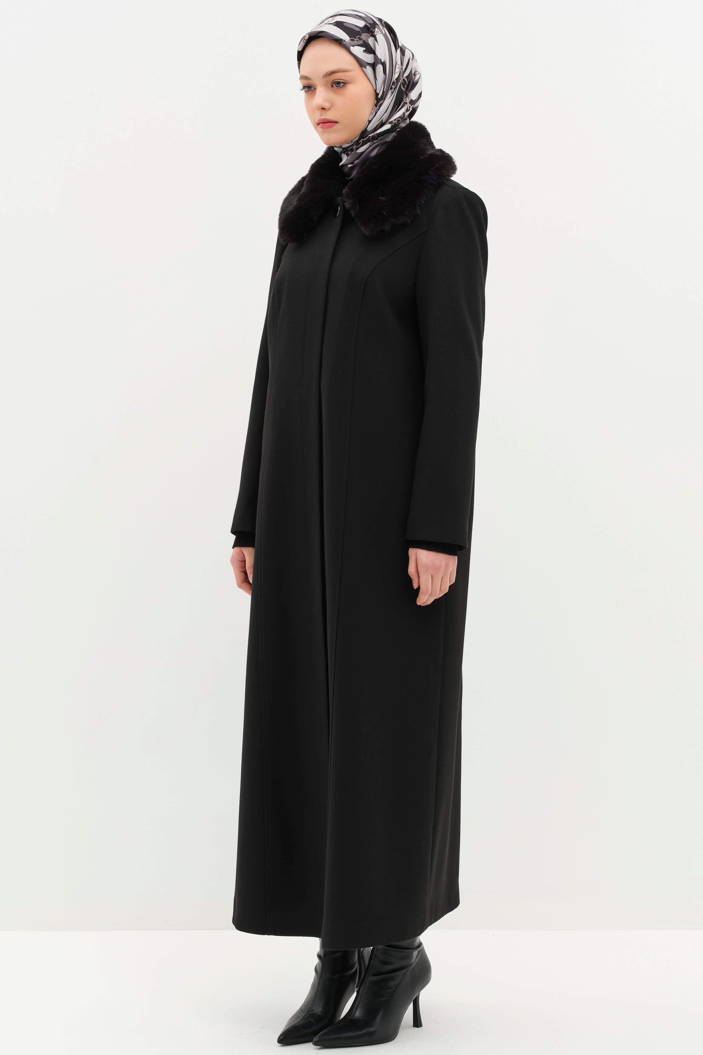 Kürk Yakalı Manto - Siyah TUGBA