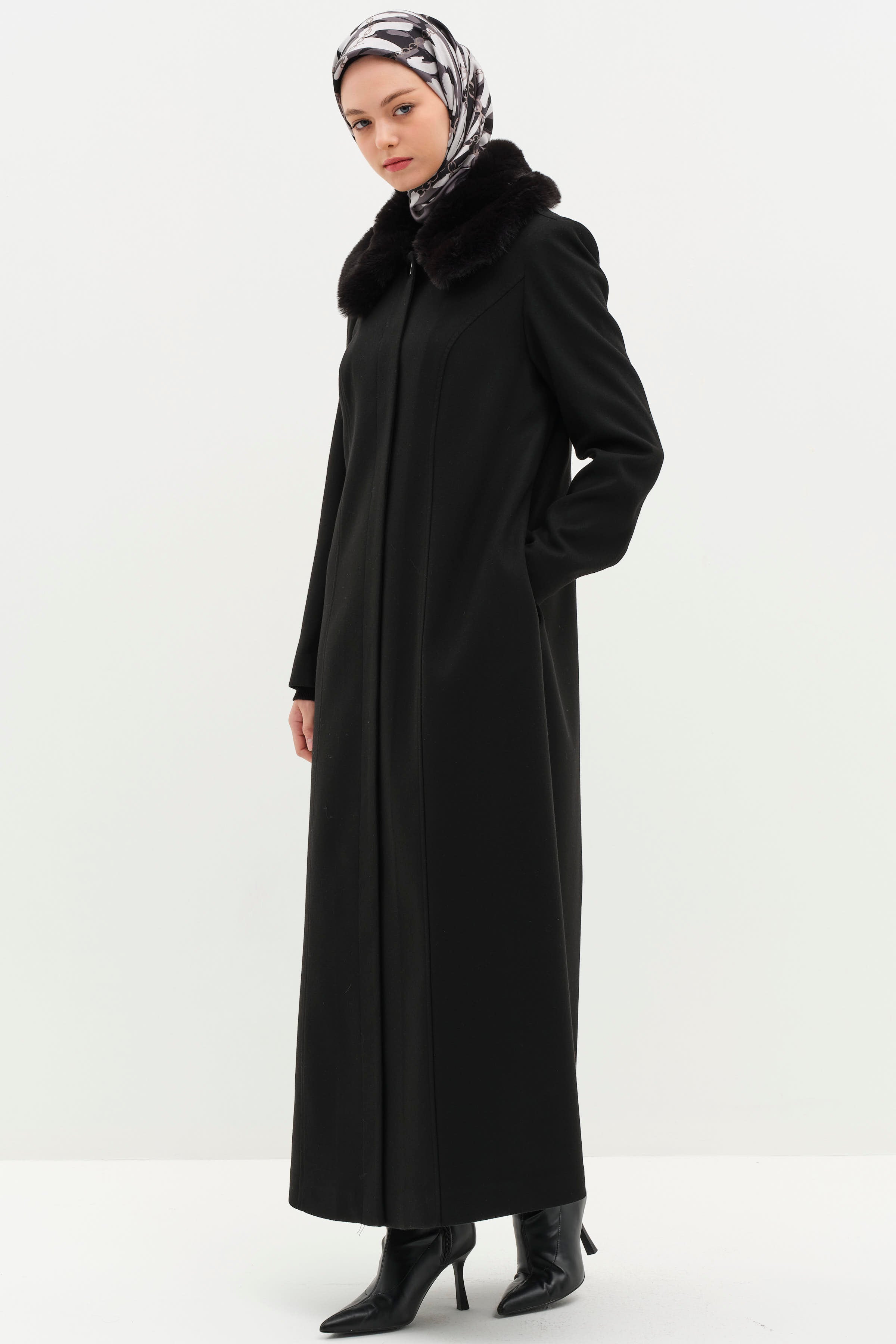 Kürk Yakalı Manto - Siyah TUGBA