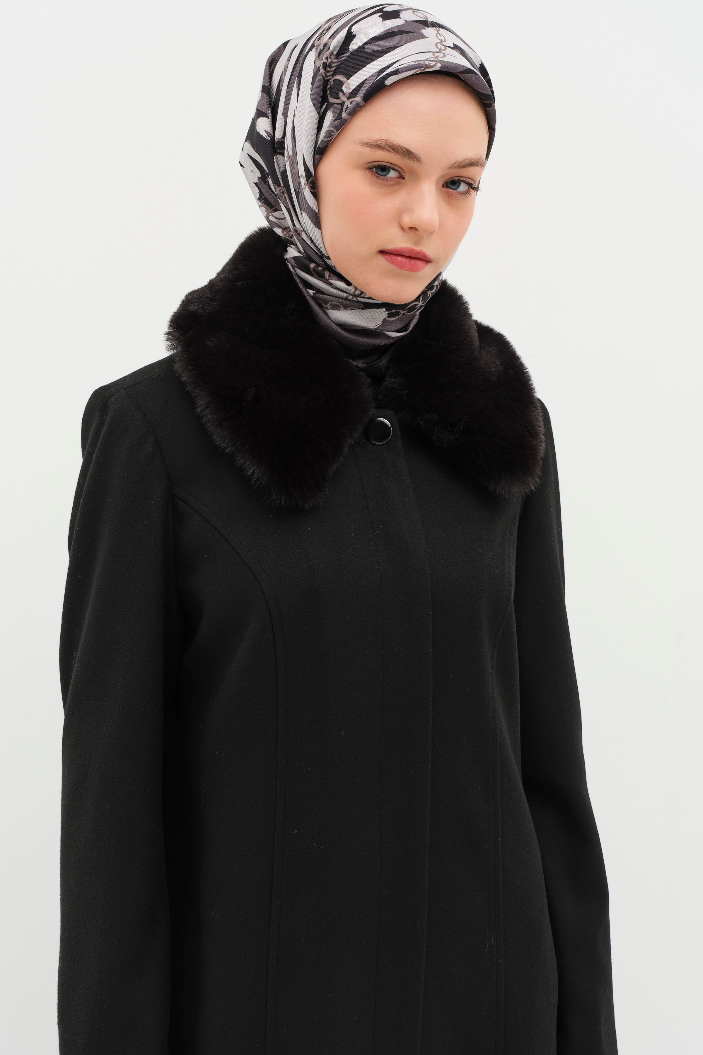 Kürk Yakalı Manto - Siyah TUGBA