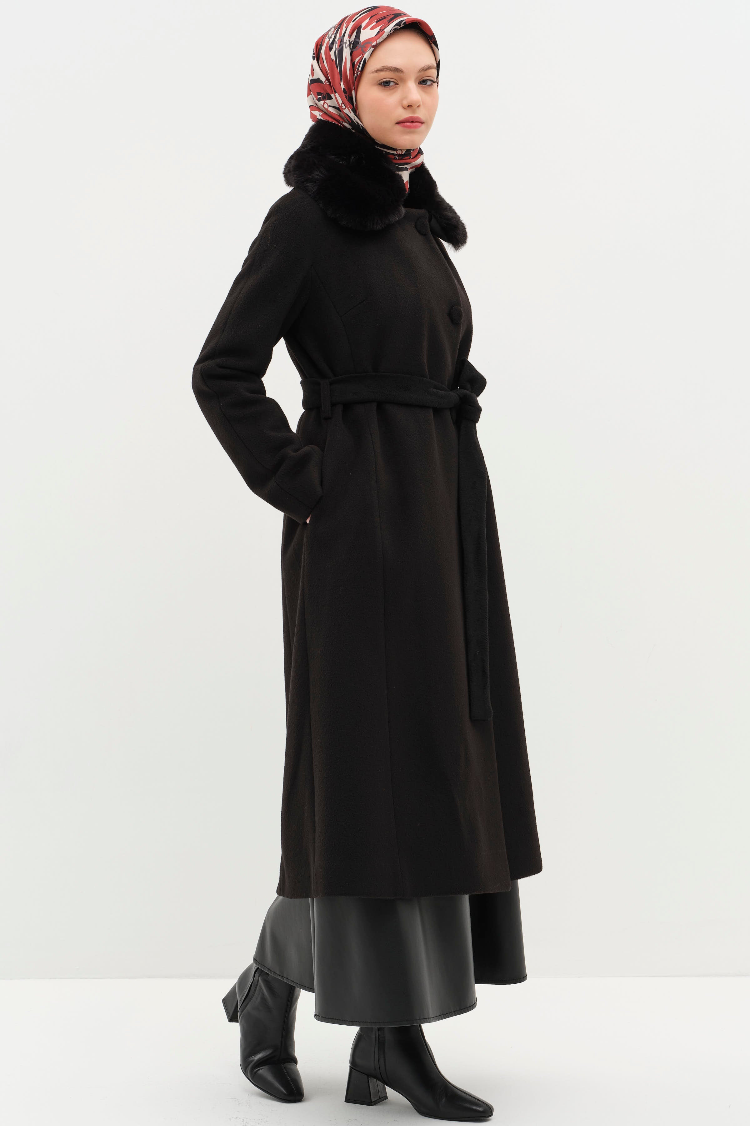 Seyyar Kürk Yakalı T Kollu Kaban - Siyah TUGBA