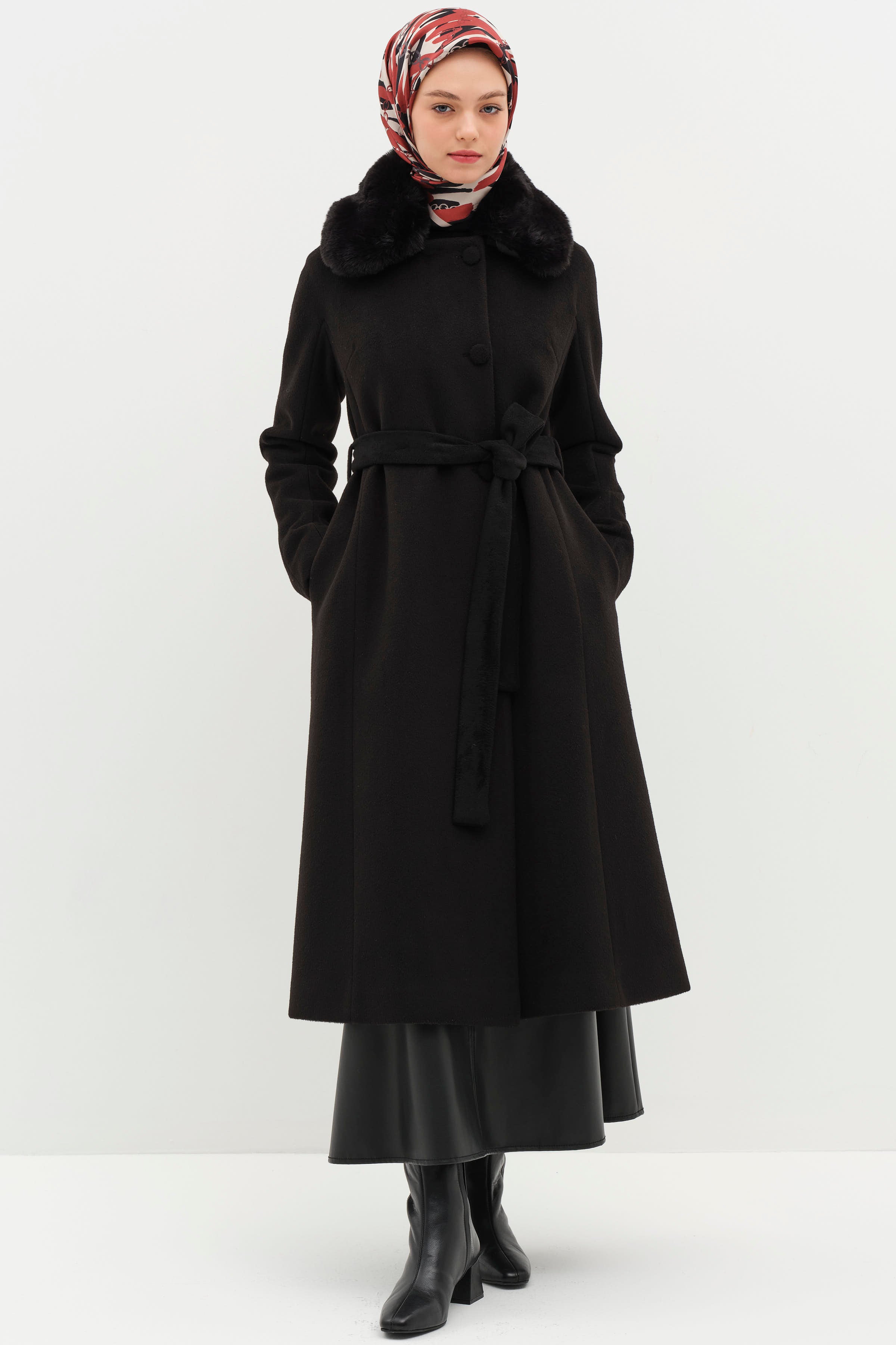 Seyyar Kürk Yakalı T Kollu Kaban - Siyah TUGBA