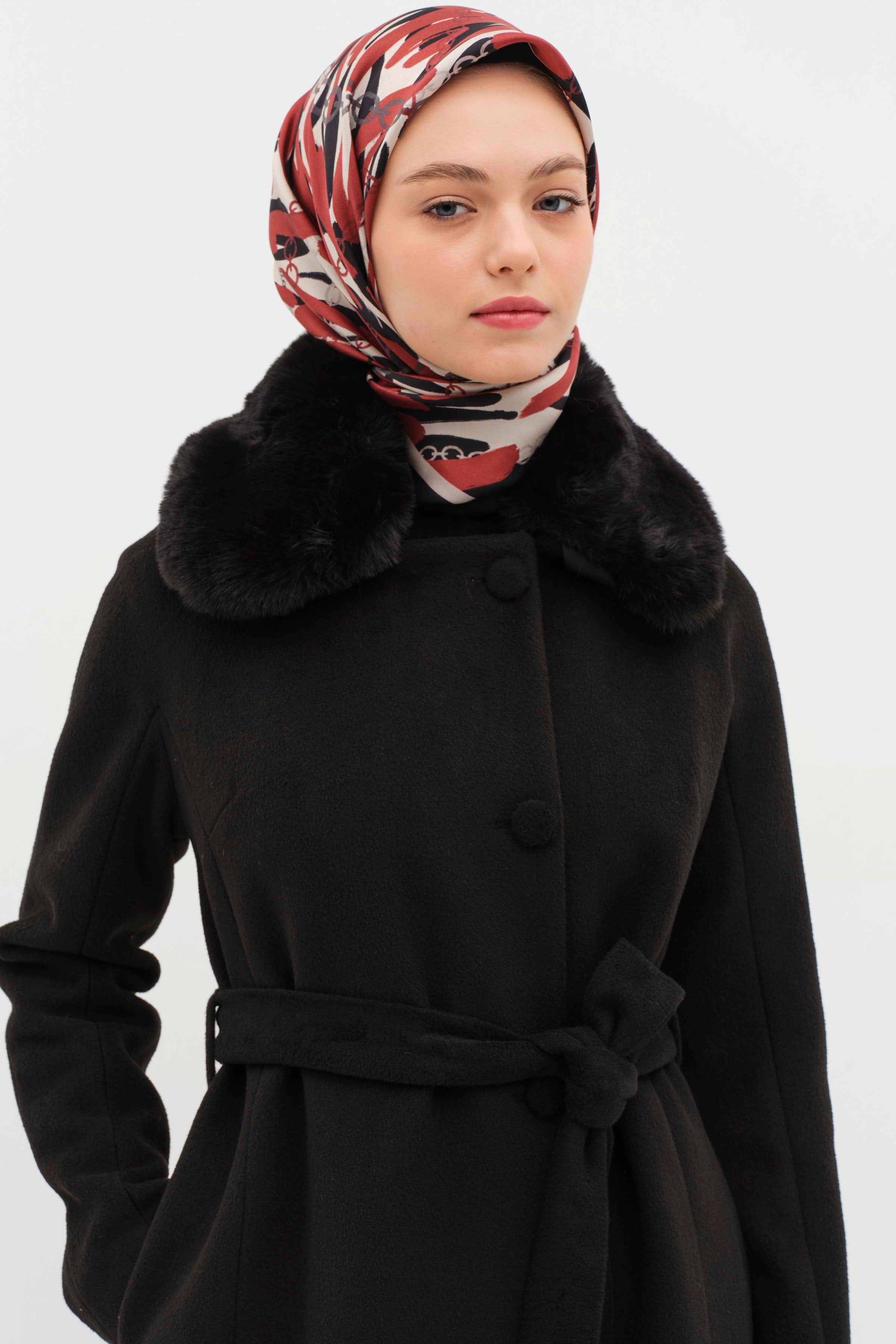 Seyyar Kürk Yakalı T Kollu Kaban - Siyah TUGBA