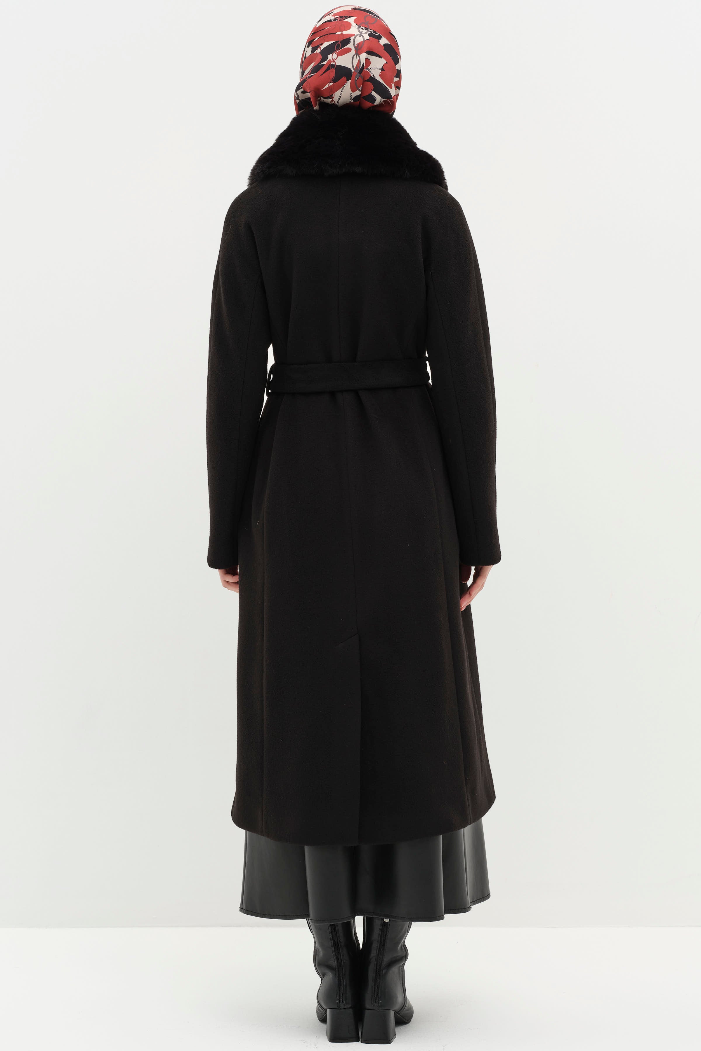 Seyyar Kürk Yakalı T Kollu Kaban - Siyah TUGBA