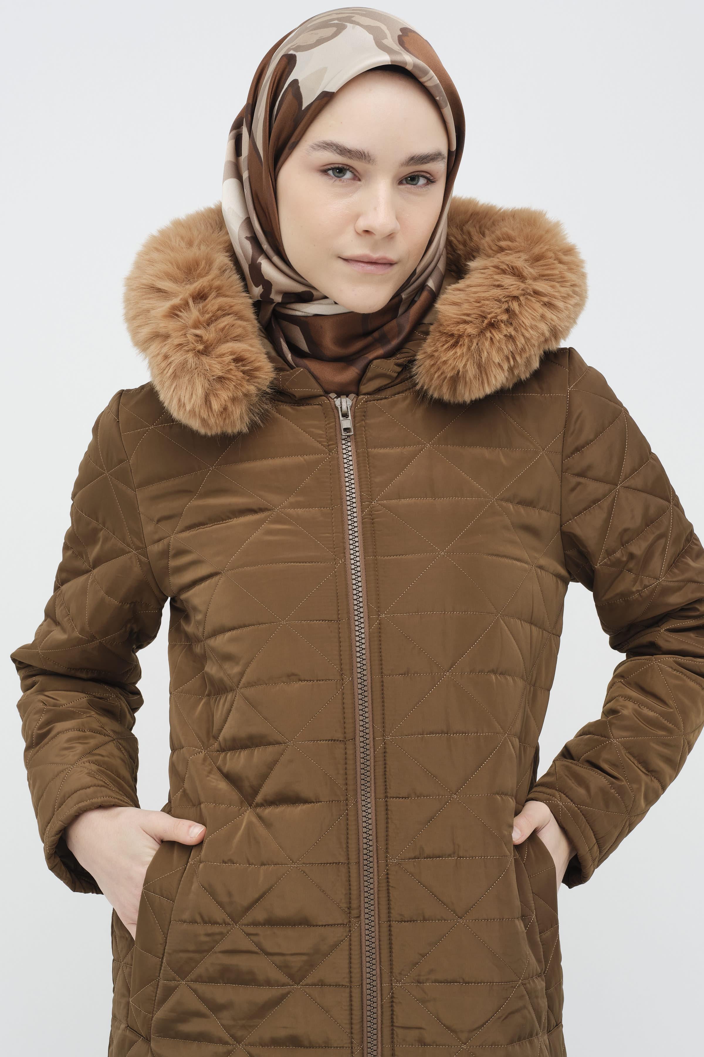 Seyyar Kürklü Kapüşonlu Kapitone Manto - Camel TUGBA