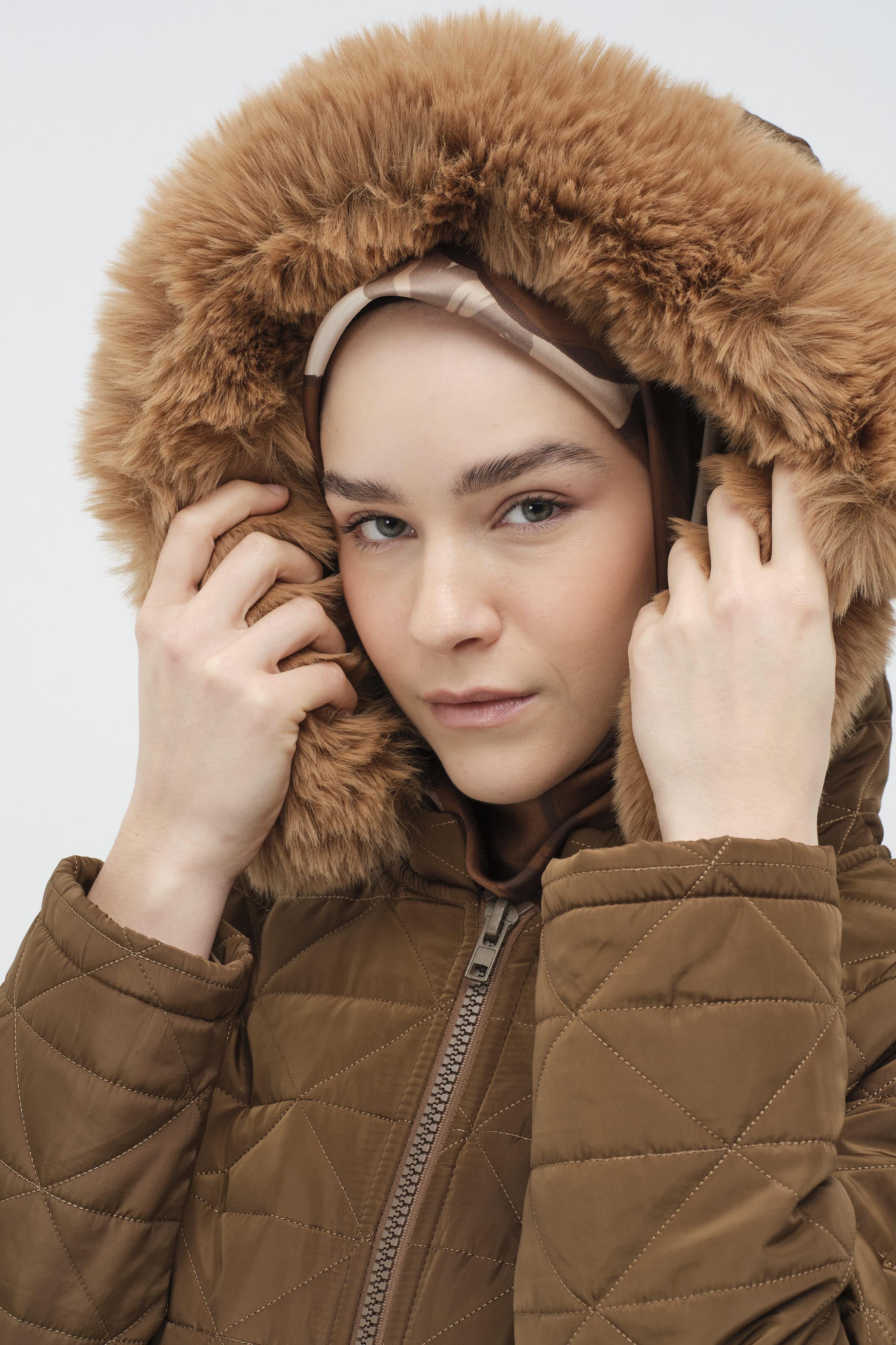 Seyyar Kürklü Kapüşonlu Kapitone Manto - Camel TUGBA