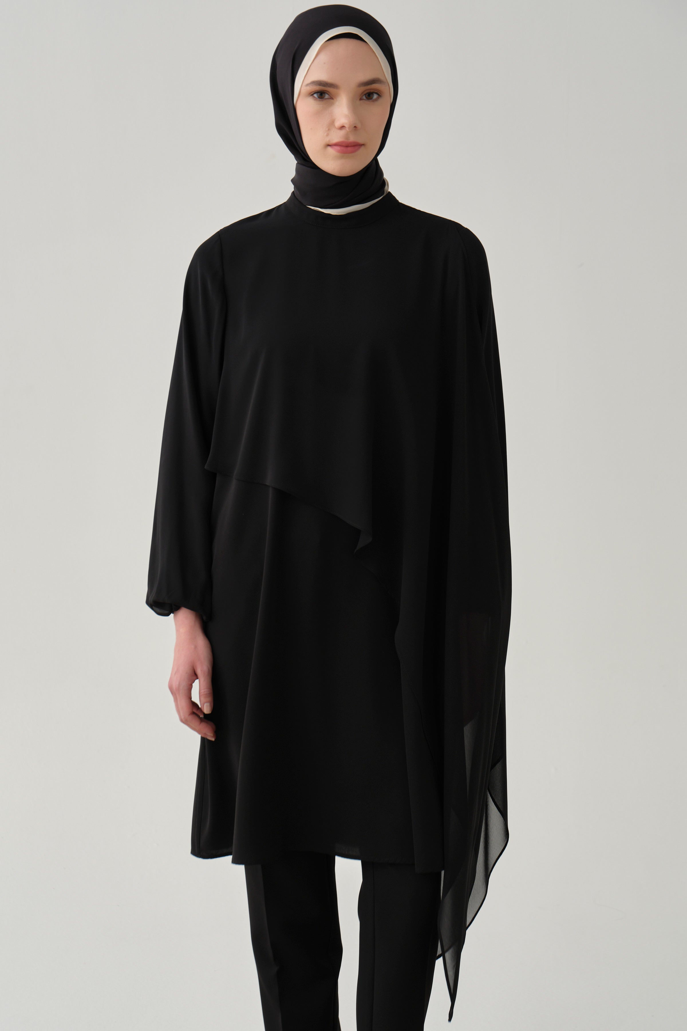 Şifon Garnili Bileği Lastikli Tunik - Siyah TUGBA