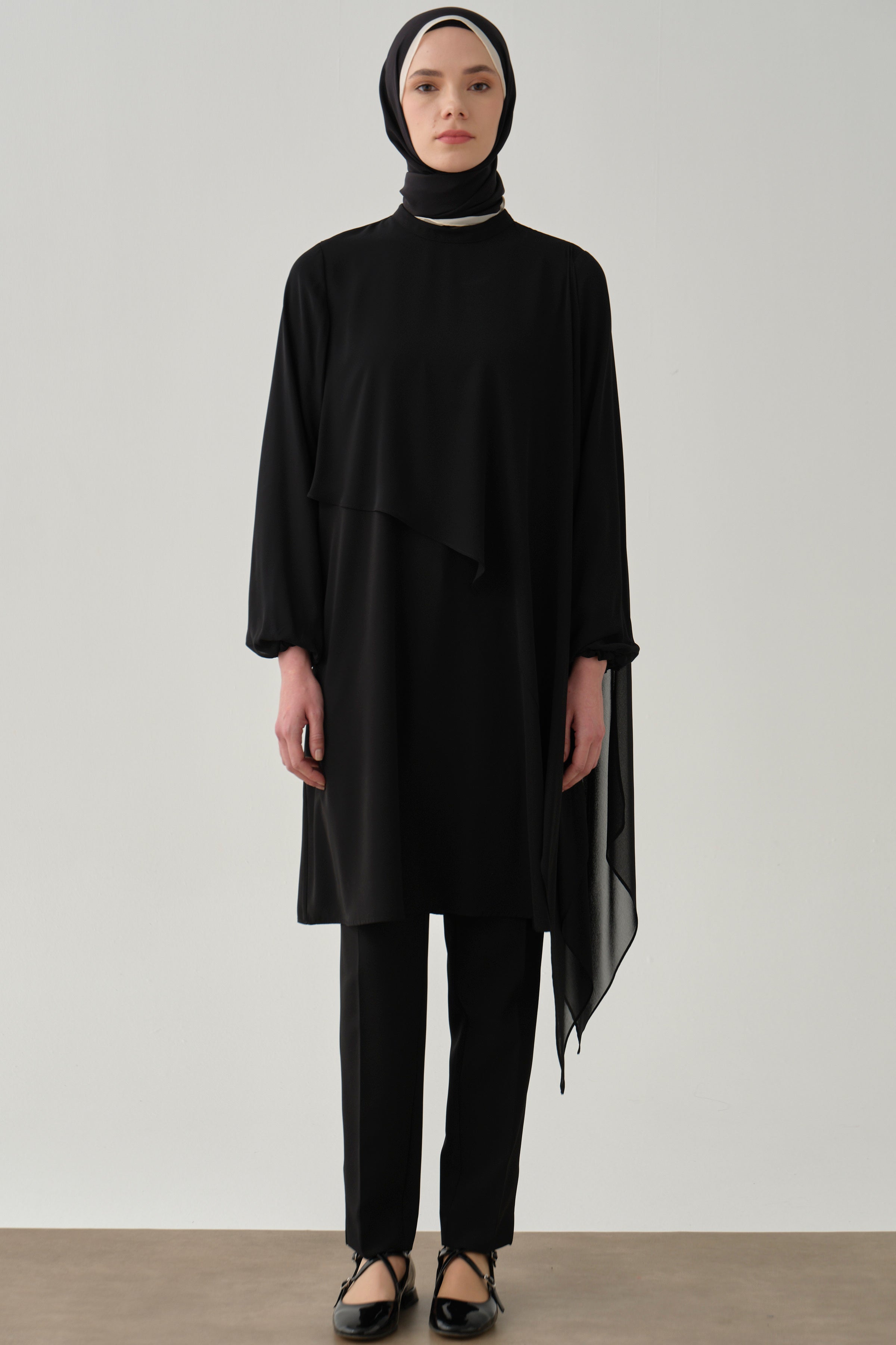 Şifon Garnili Bileği Lastikli Tunik - Siyah TUGBA