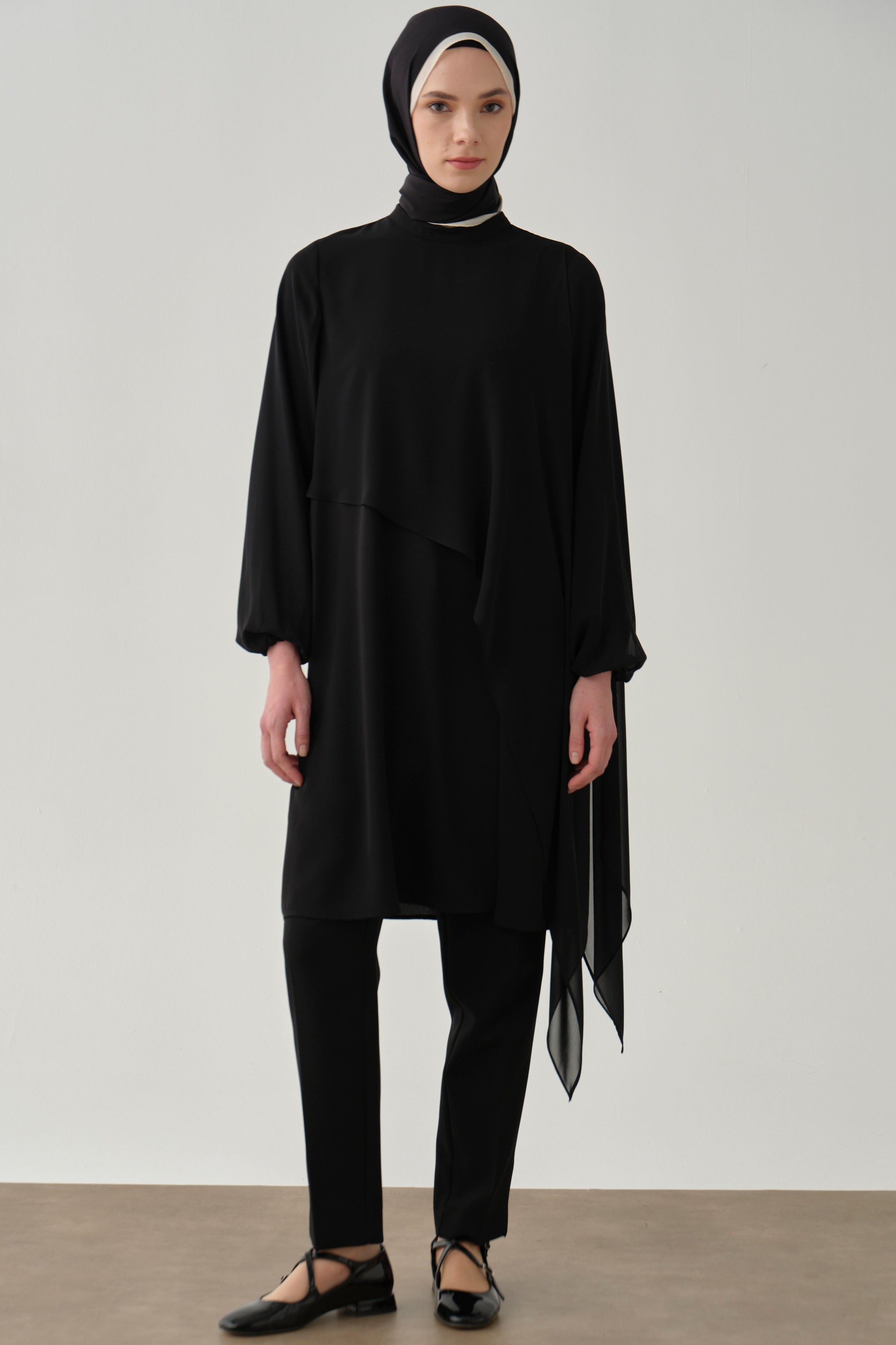 Şifon Garnili Bileği Lastikli Tunik - Siyah TUGBA