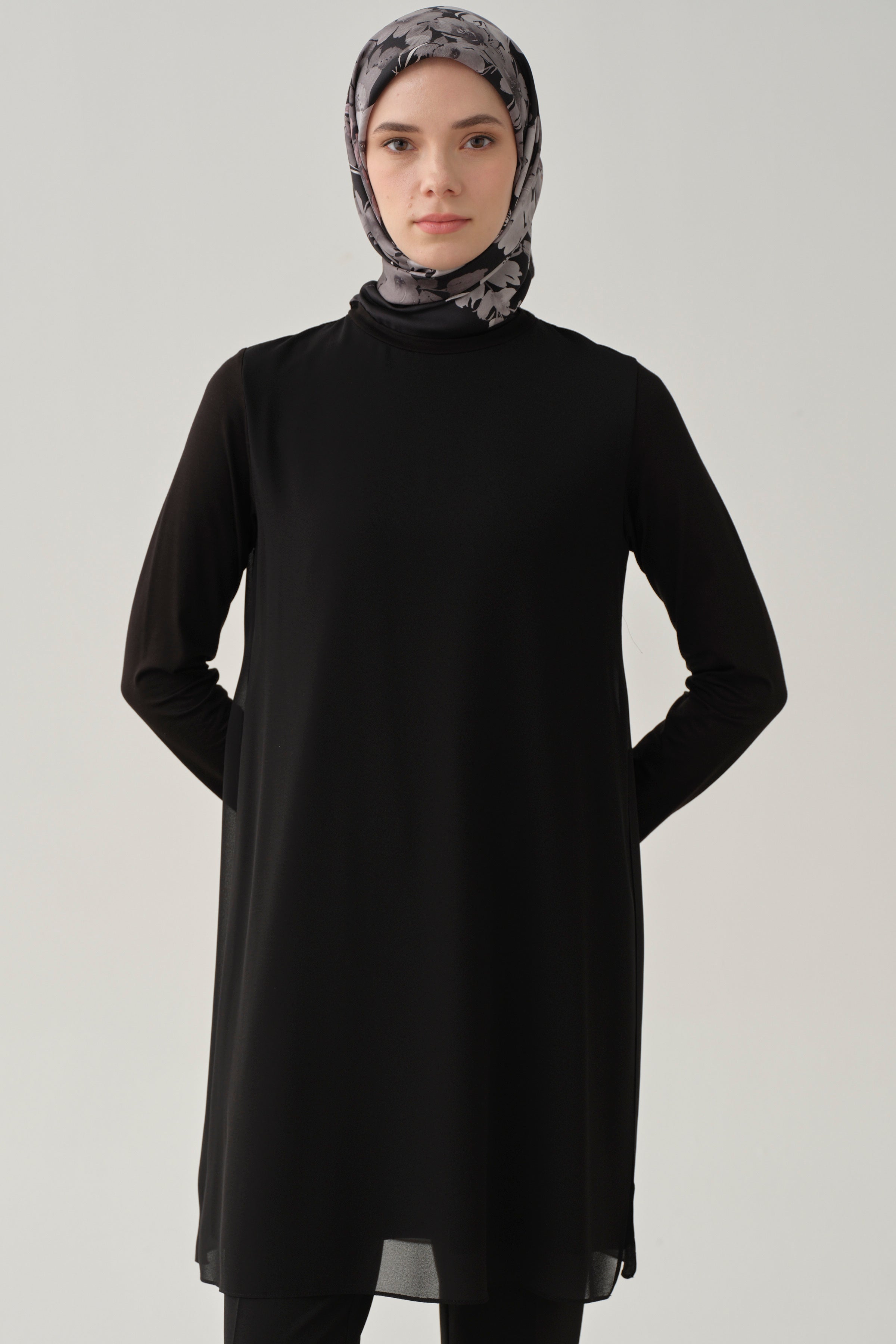 Şifon Garnili Yırtmaçlı Penye Tunik - Siyah TUGBA