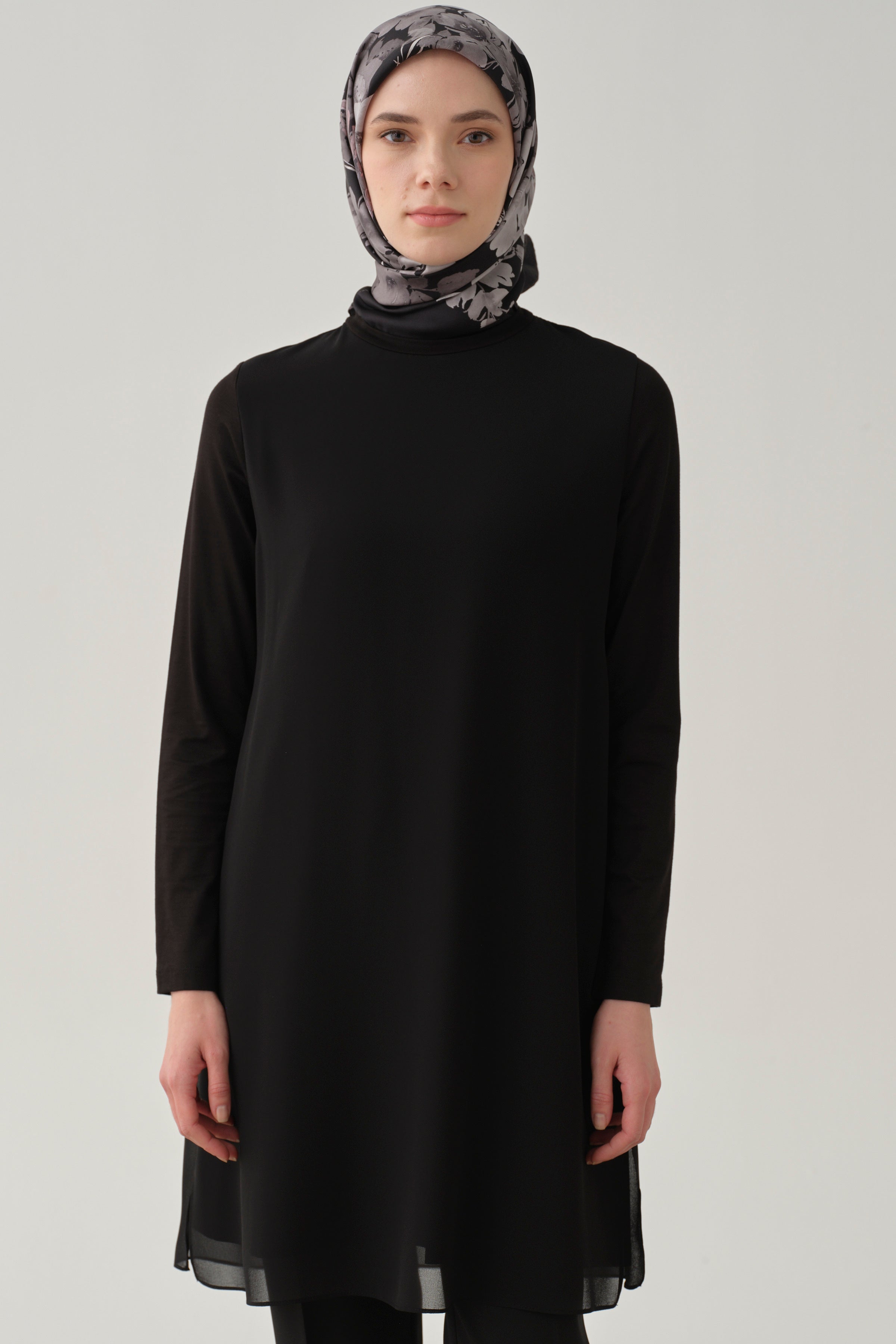 Şifon Garnili Yırtmaçlı Penye Tunik - Siyah TUGBA