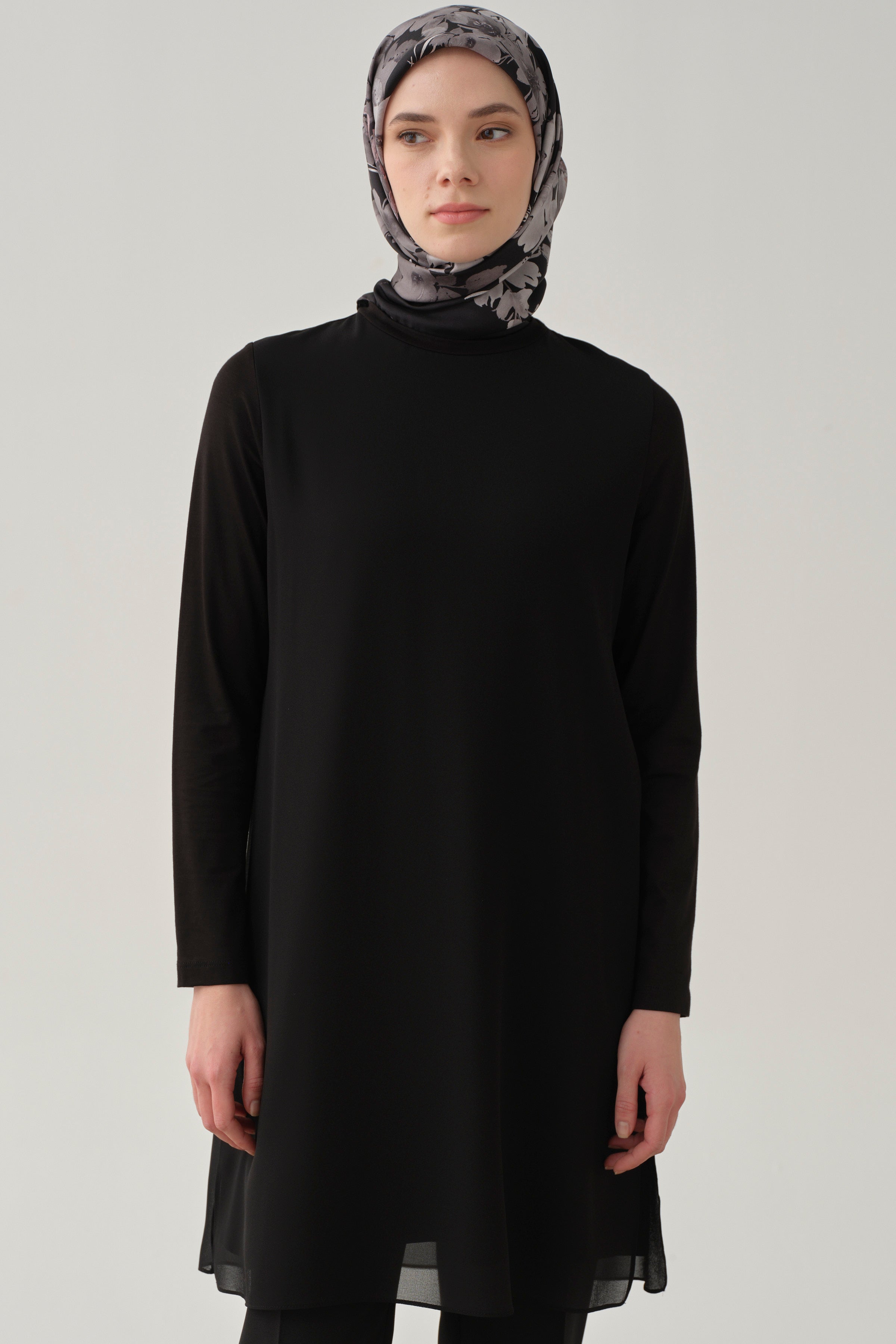 Şifon Garnili Yırtmaçlı Penye Tunik - Siyah TUGBA