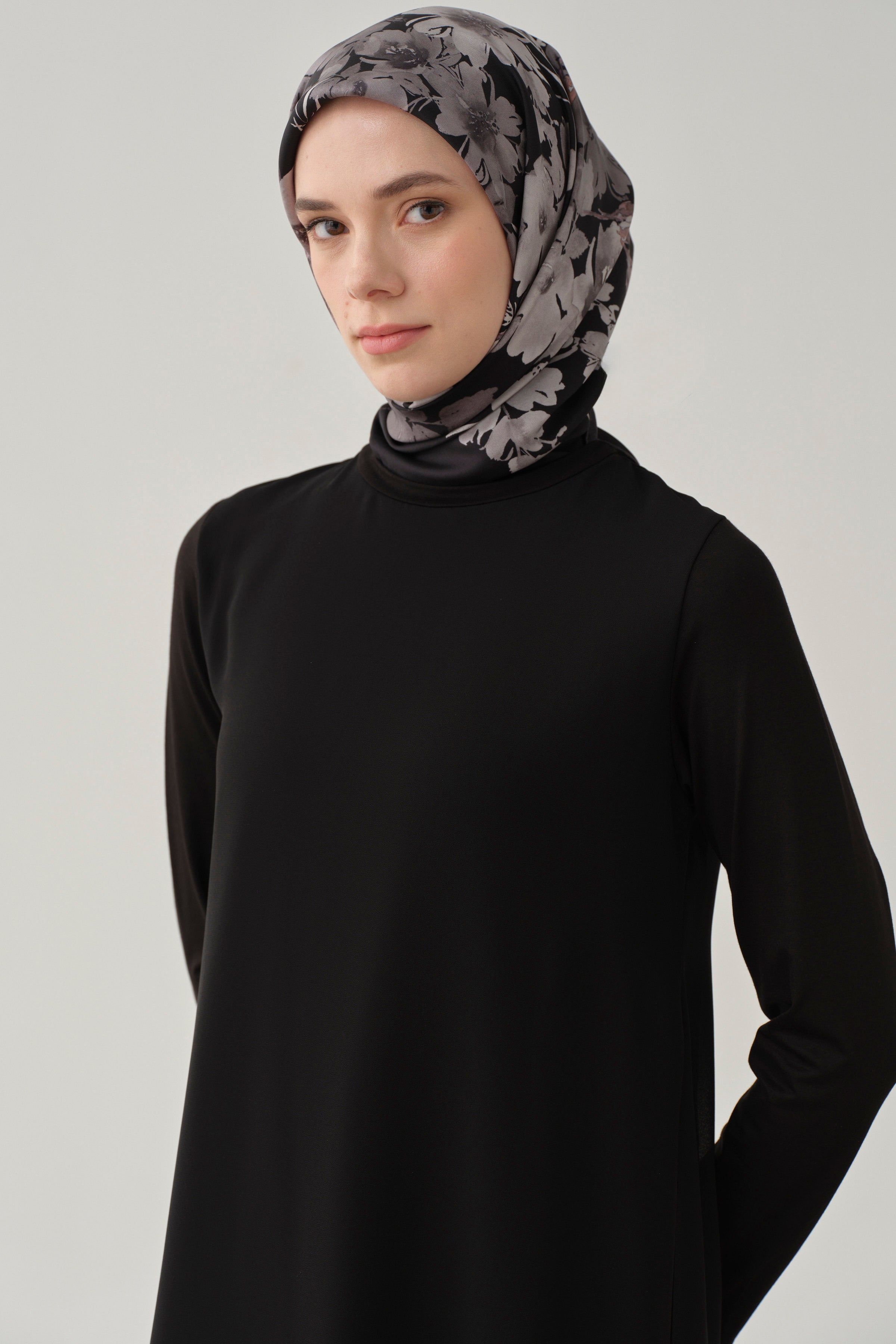 Şifon Garnili Yırtmaçlı Penye Tunik - Siyah TUGBA