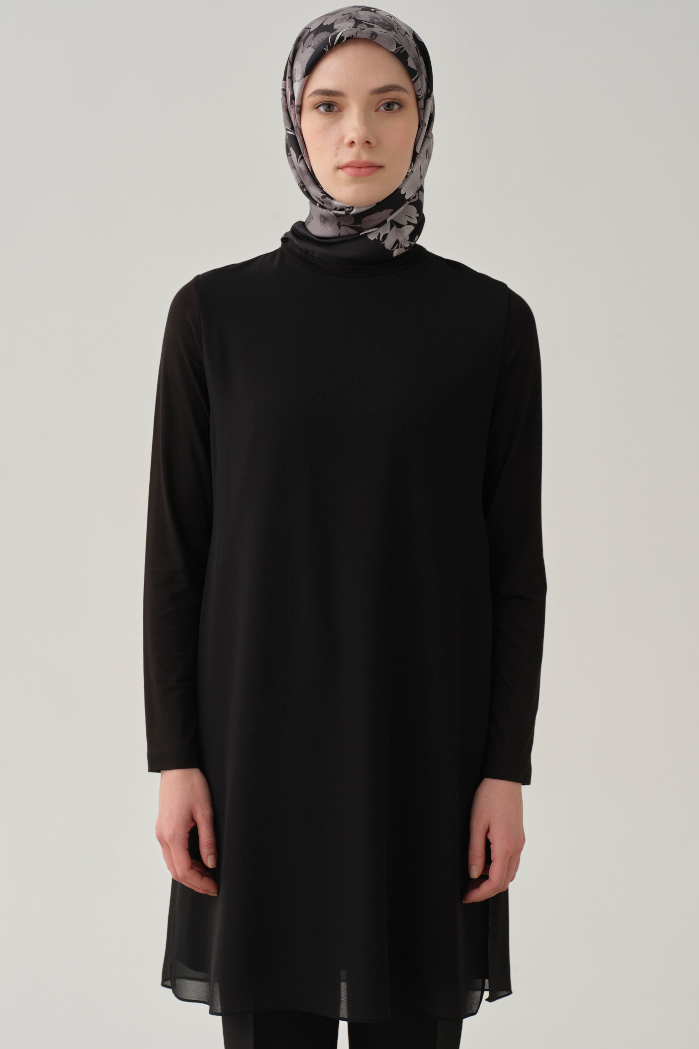 Şifon Garnili Yırtmaçlı Penye Tunik - Siyah TUGBA