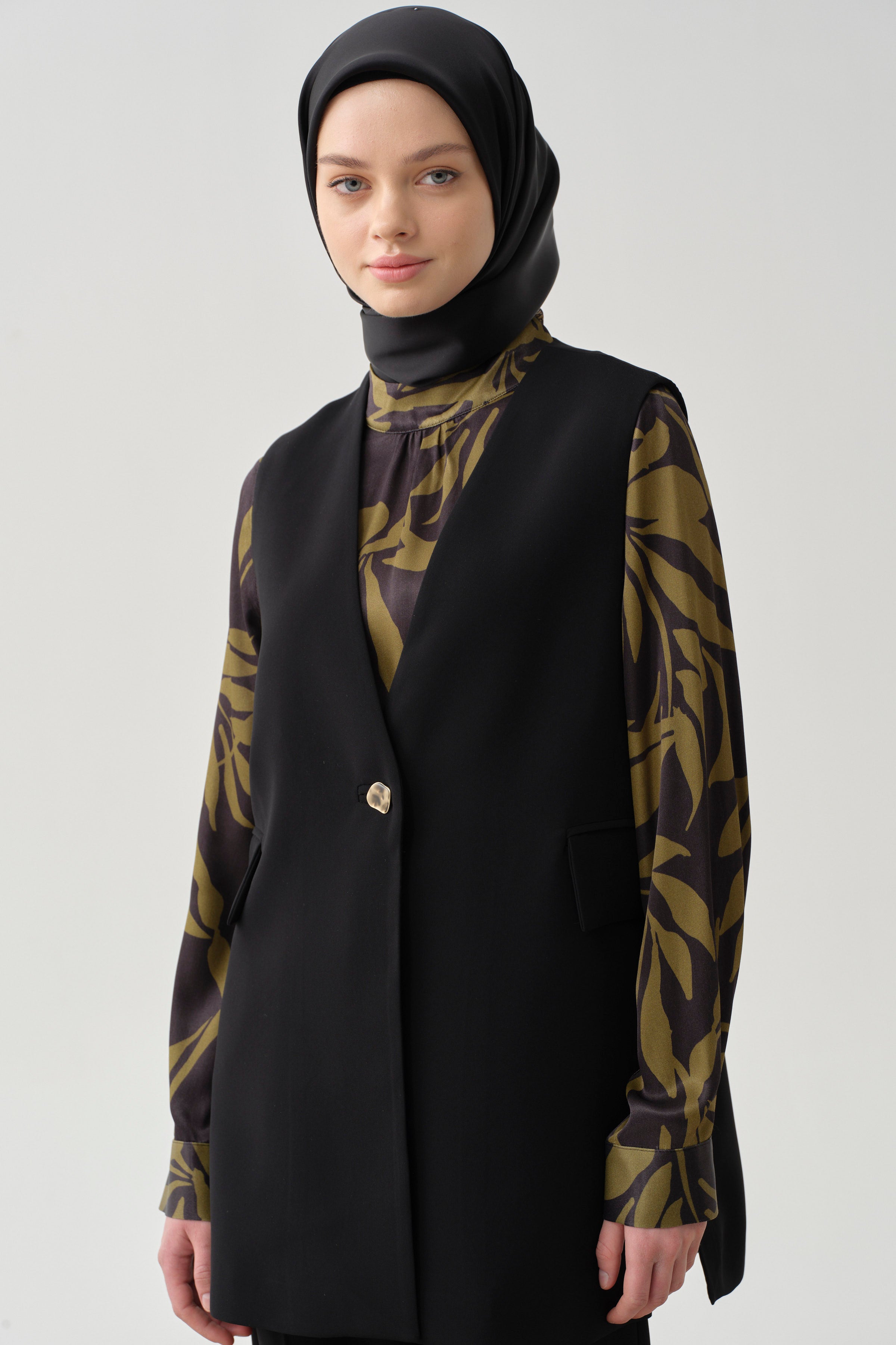 Süs Cep Kapaklı Yırtmaçlı Yelek - Siyah TUGBA