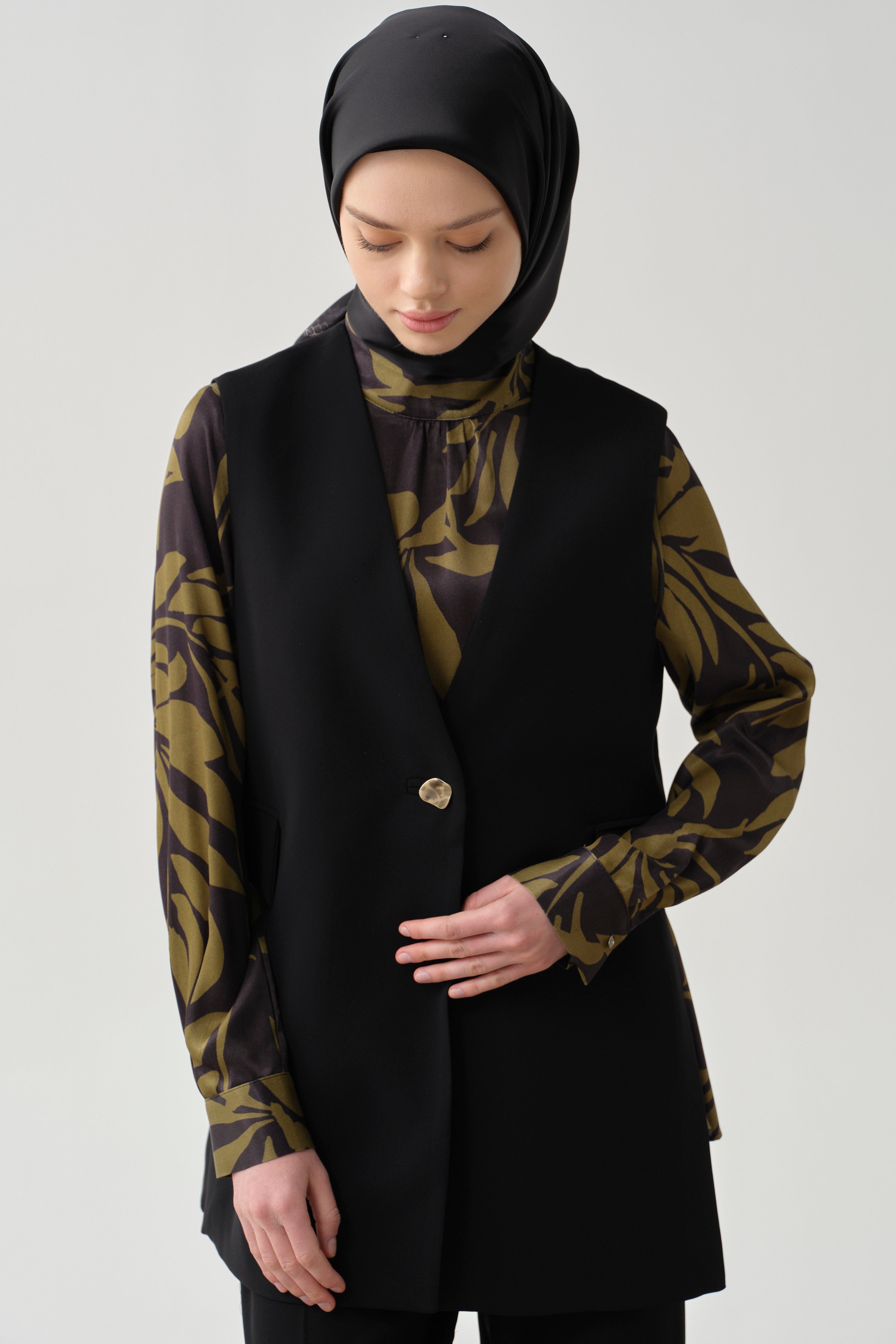 Süs Cep Kapaklı Yırtmaçlı Yelek - Siyah TUGBA