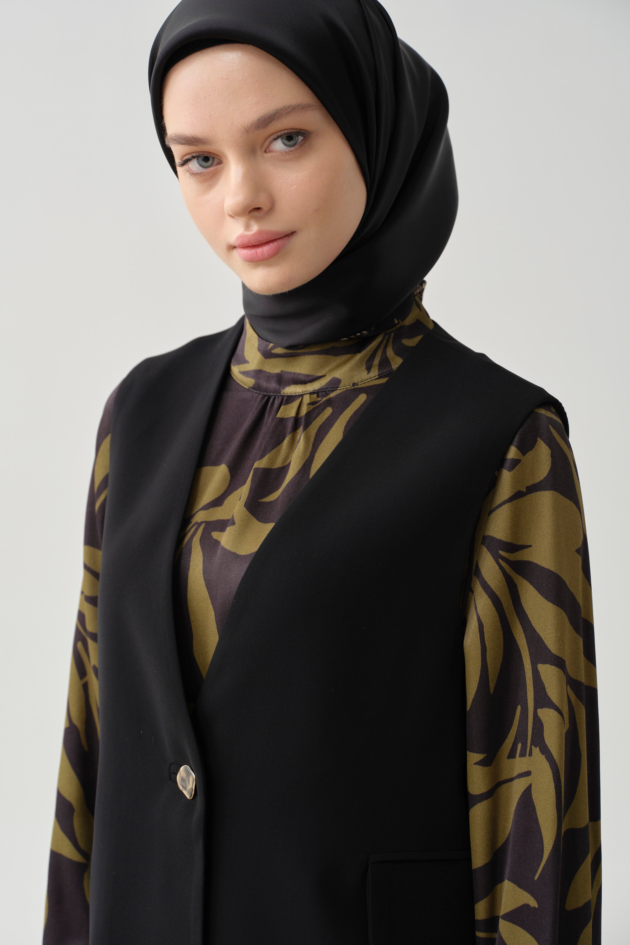 Süs Cep Kapaklı Yırtmaçlı Yelek - Siyah TUGBA