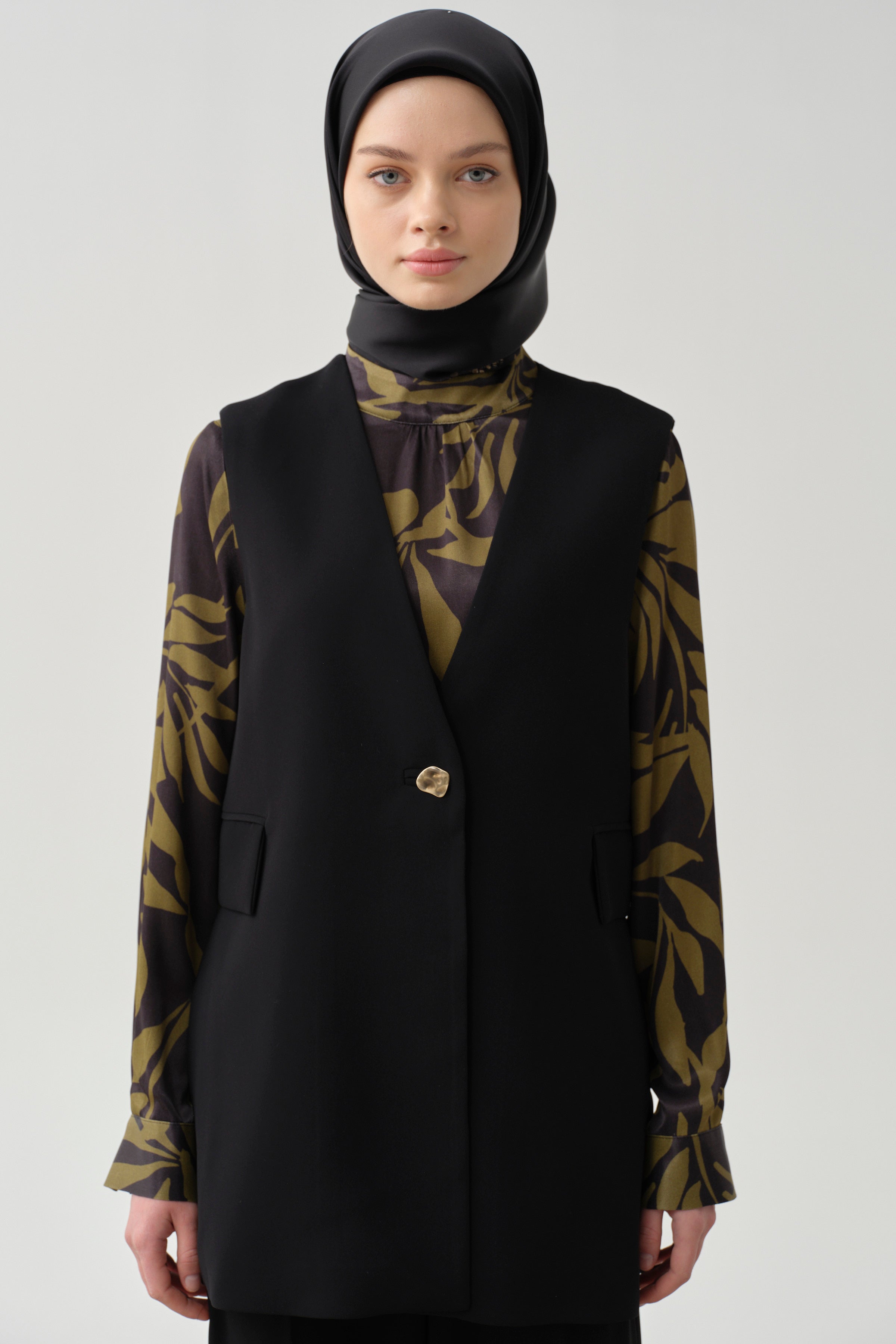 Süs Cep Kapaklı Yırtmaçlı Yelek - Siyah TUGBA