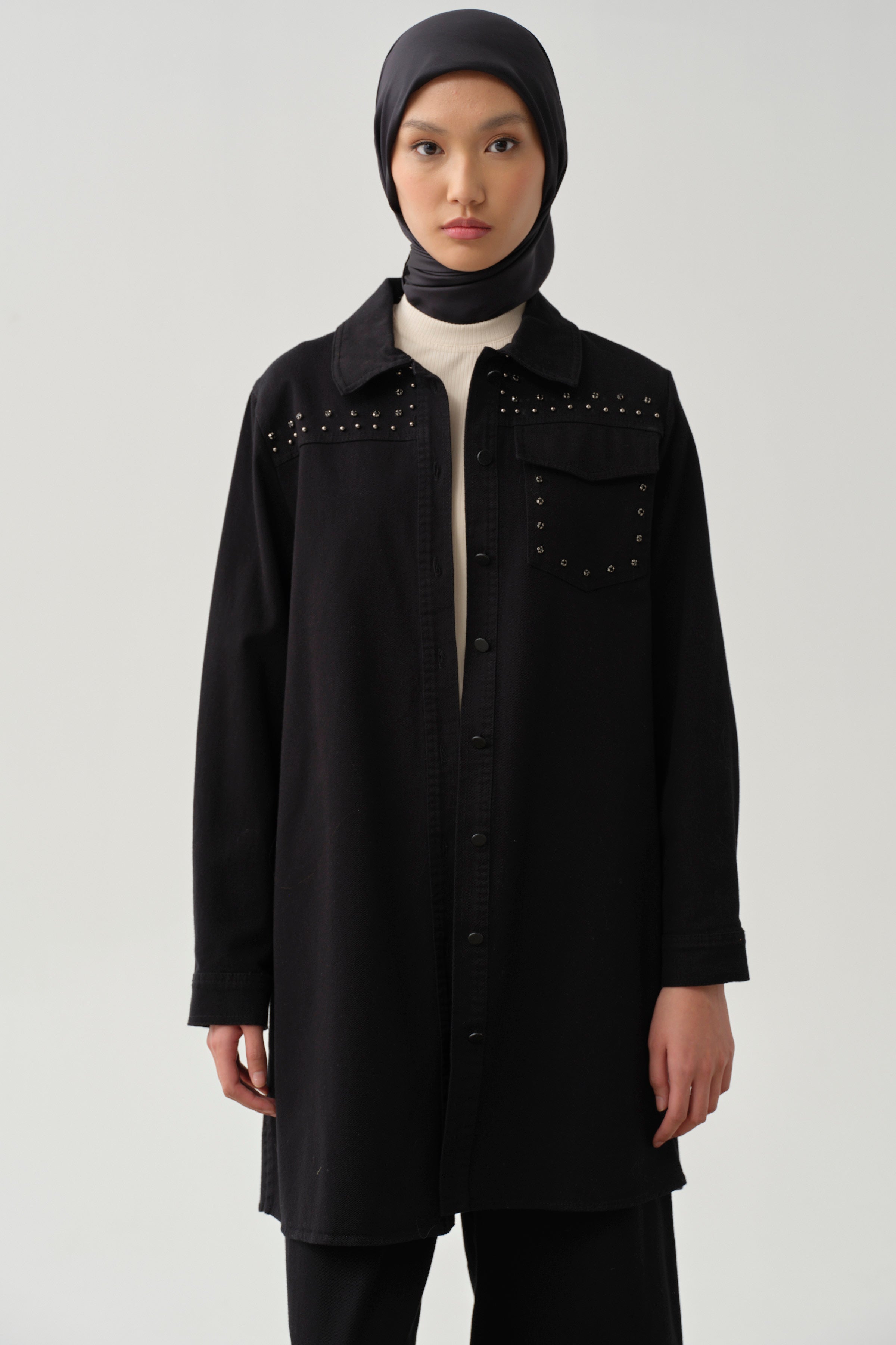 Taş Çakmalı Yırtmaçlı Canvas Gömlek - Siyah TUGBA