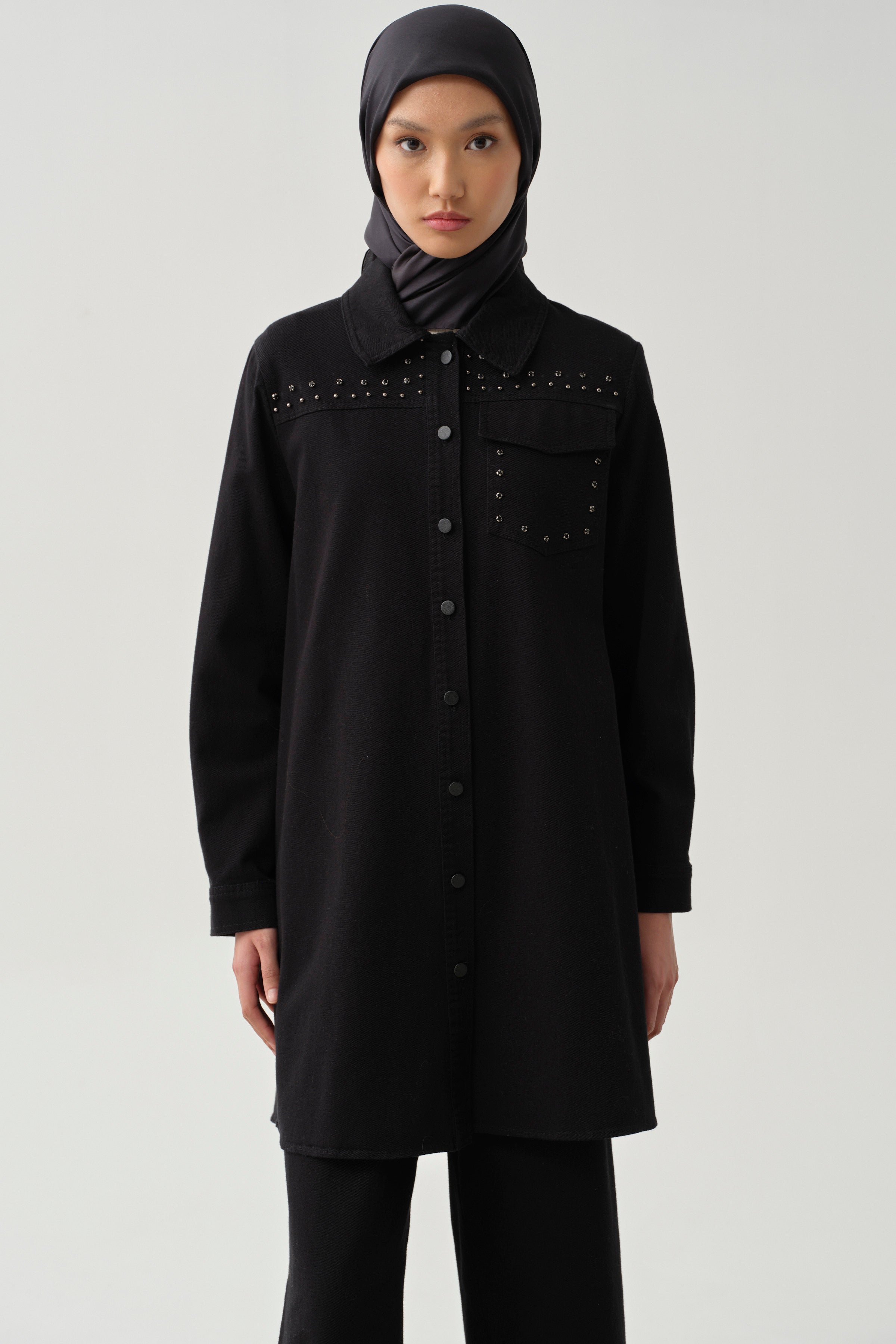 Taş Çakmalı Yırtmaçlı Canvas Gömlek - Siyah TUGBA