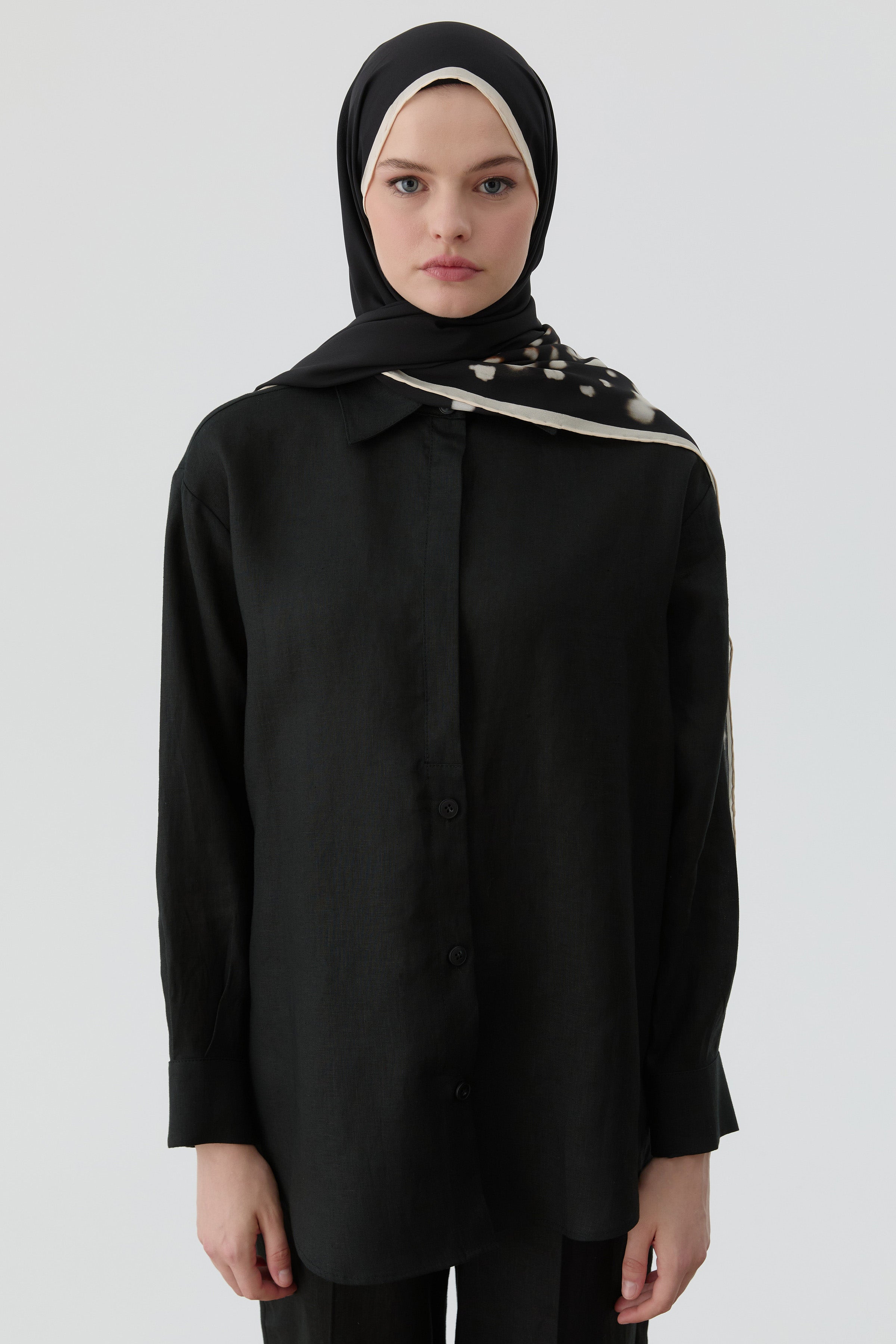 Ters Kapamalı Keten Gömlek - Siyah TUGBA