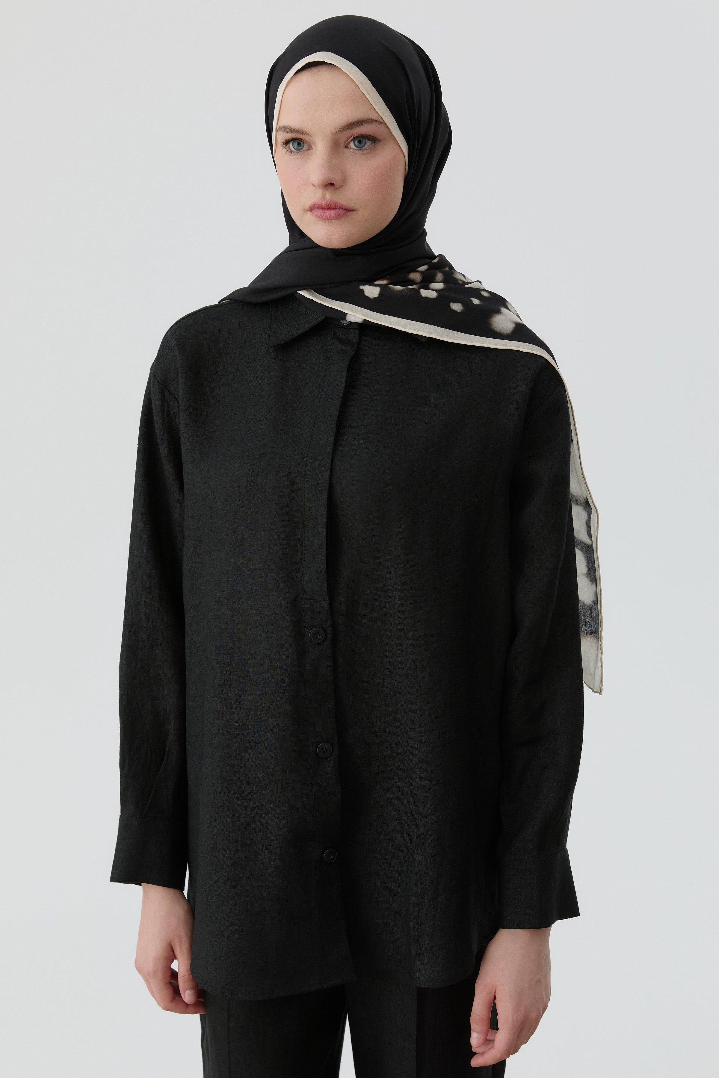 Ters Kapamalı Keten Gömlek - Siyah TUGBA