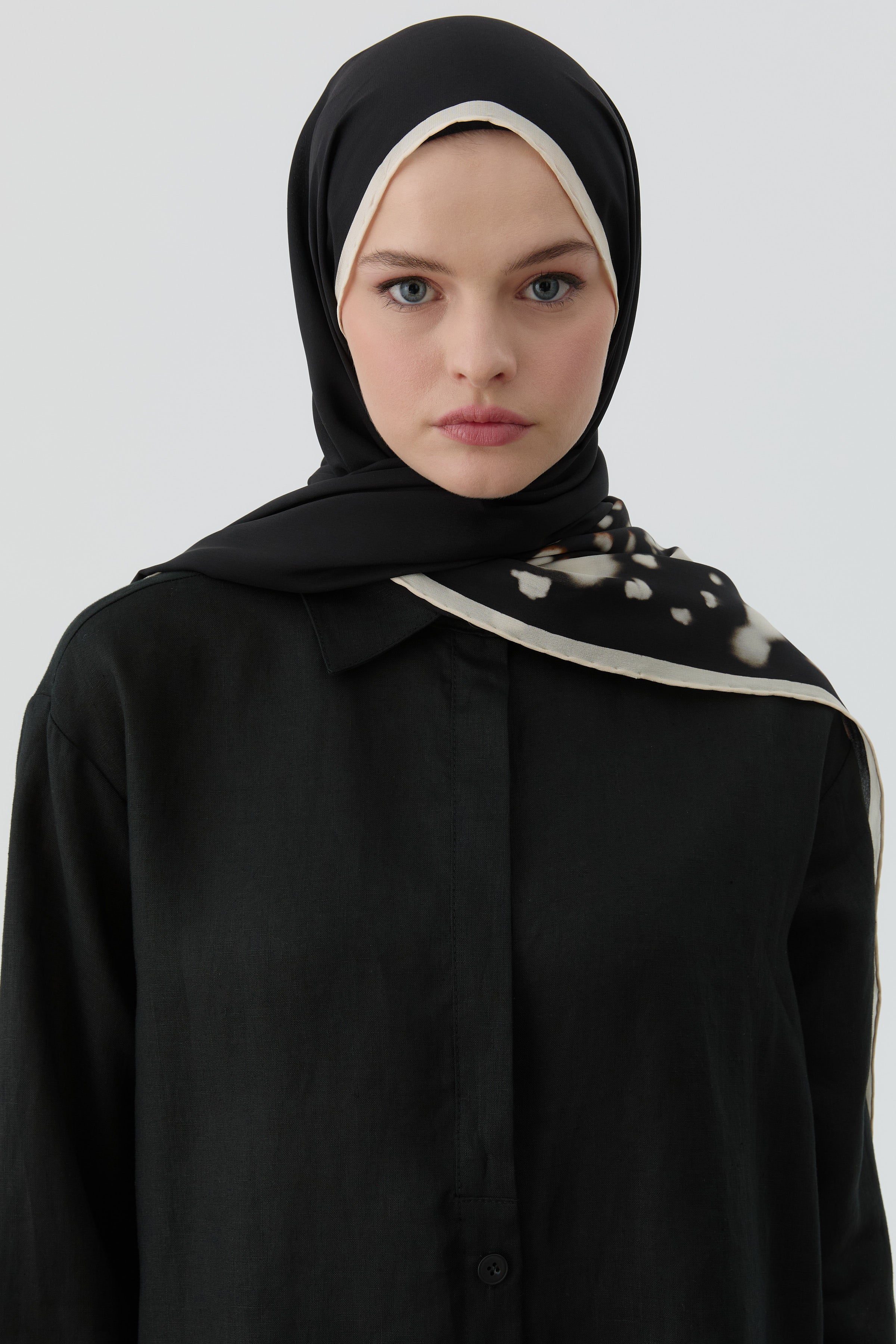 Ters Kapamalı Keten Gömlek - Siyah TUGBA