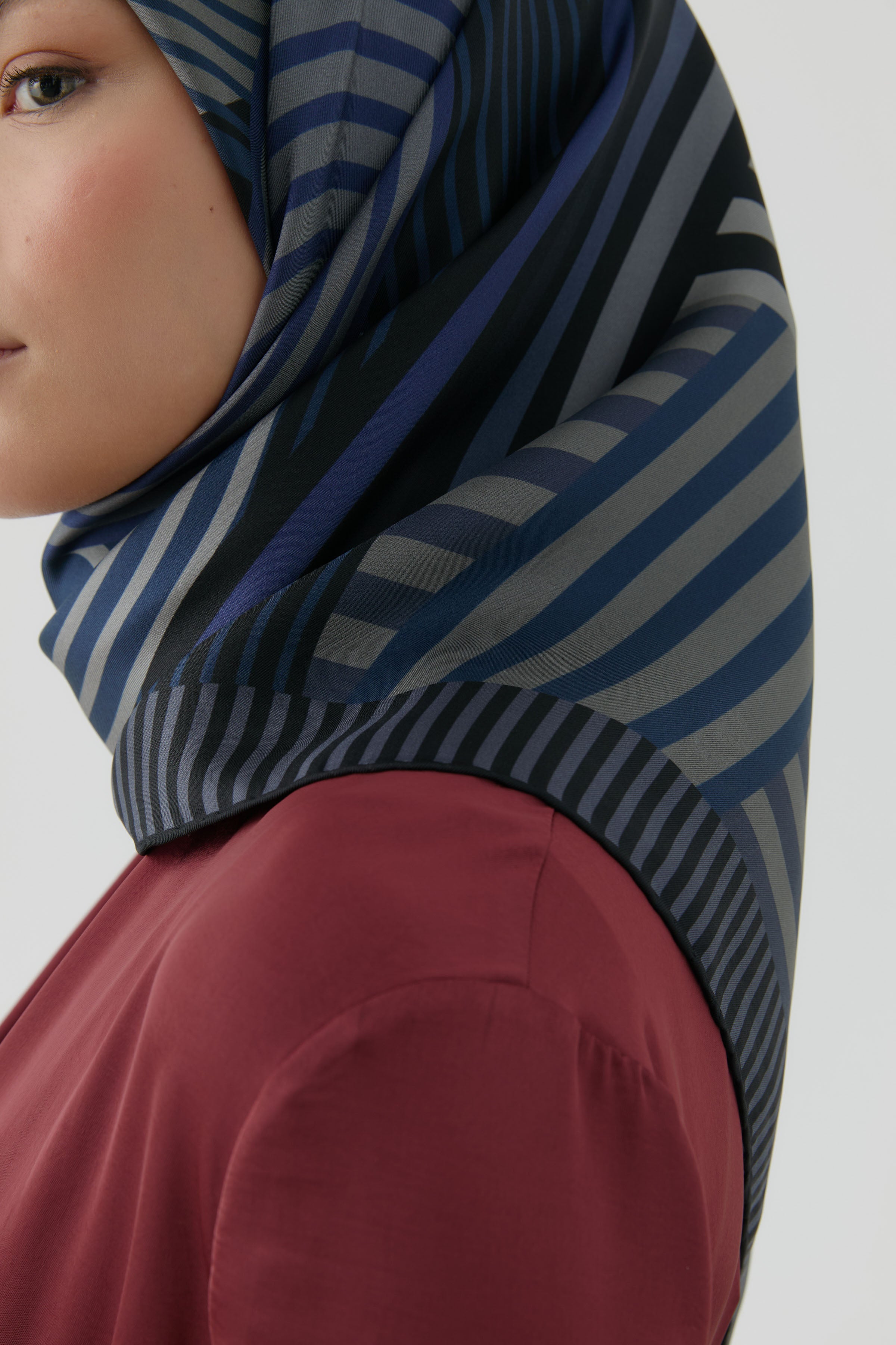 Tuğba Geo Twill İpek Eşarp - Siyah - Laci TUGBA