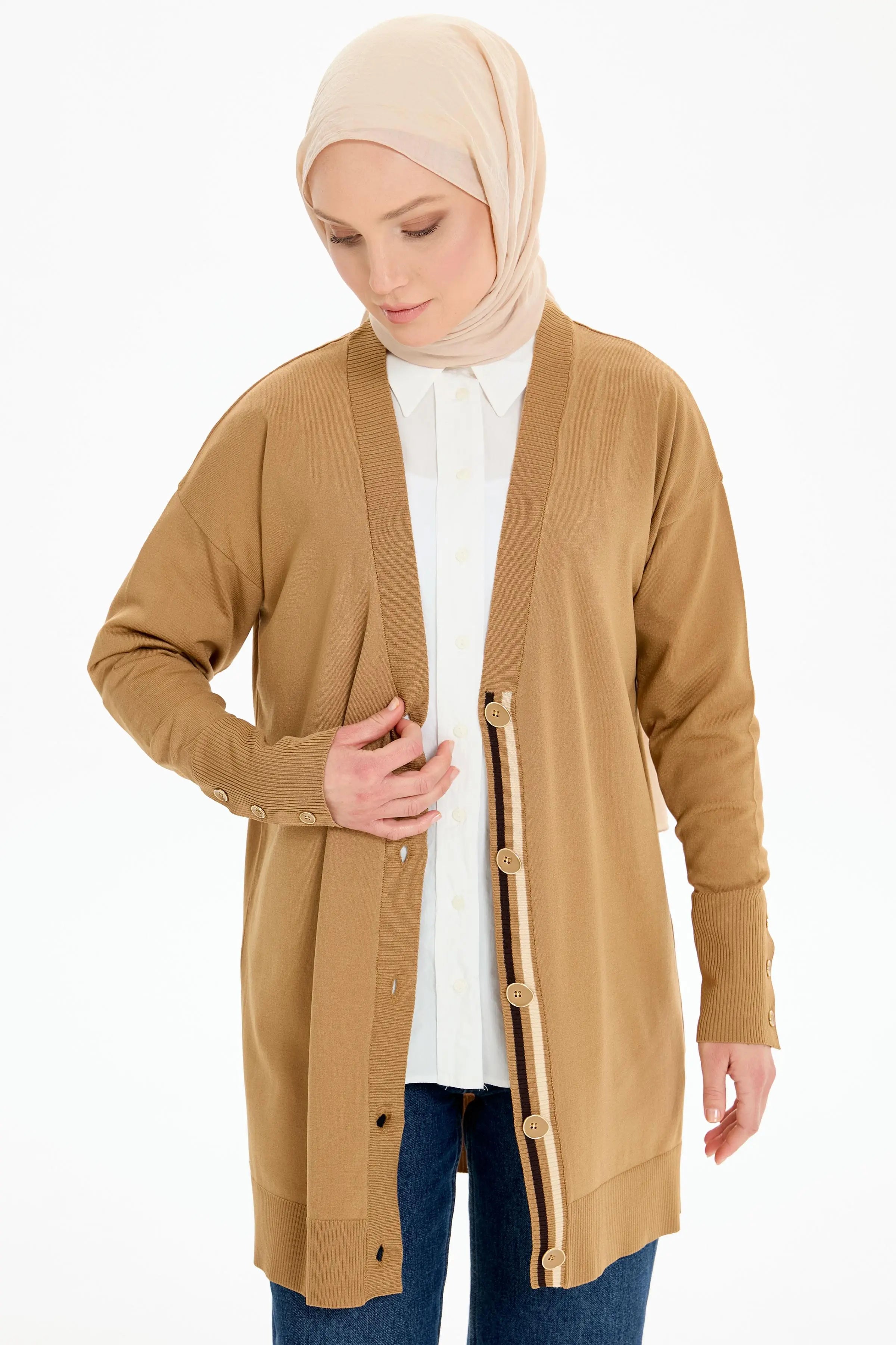 V Yaka Düğmeli Hırka - Camel TUGBA