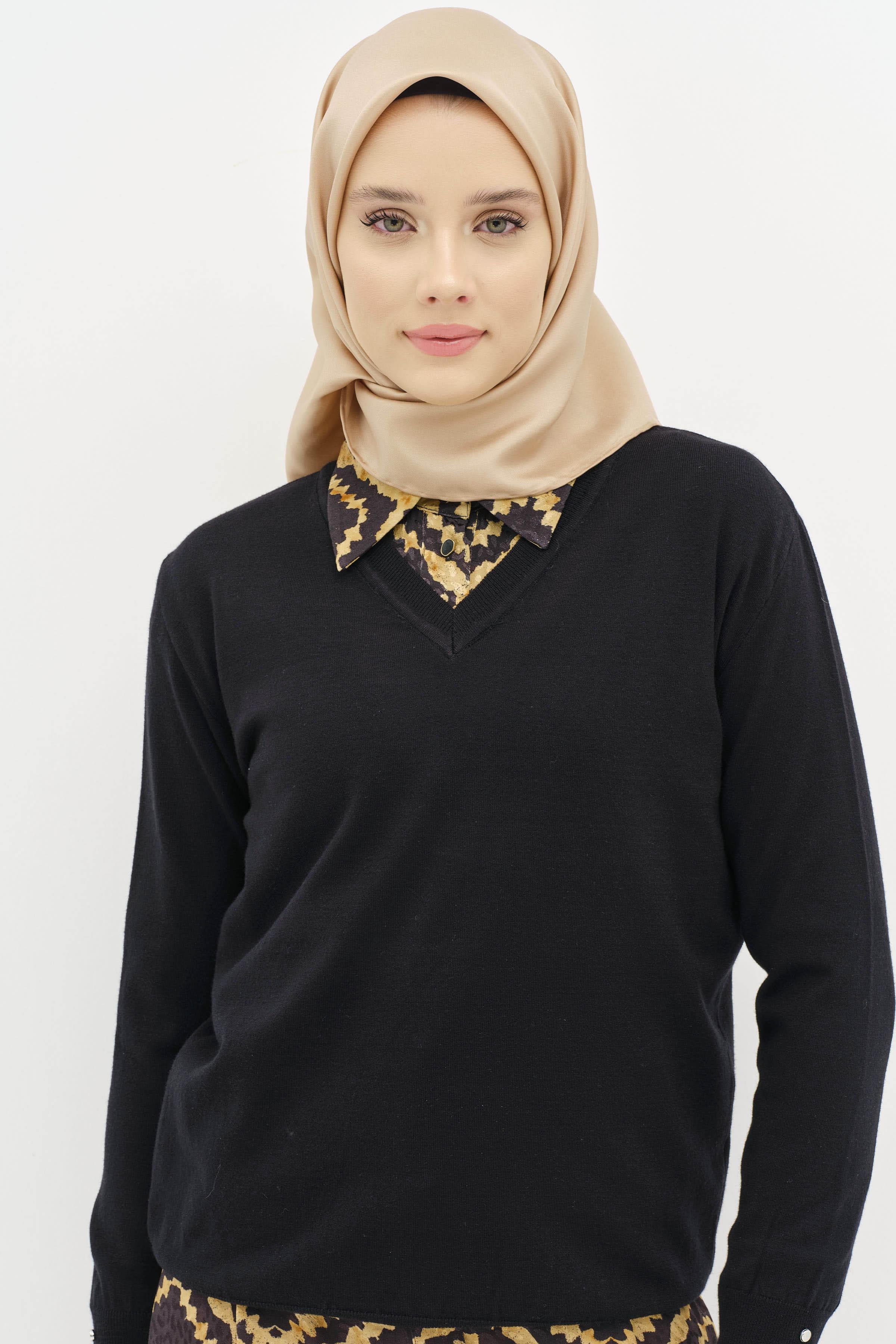 V Yaka Kol Düğme Detaylı Kazak - Siyah TUGBA