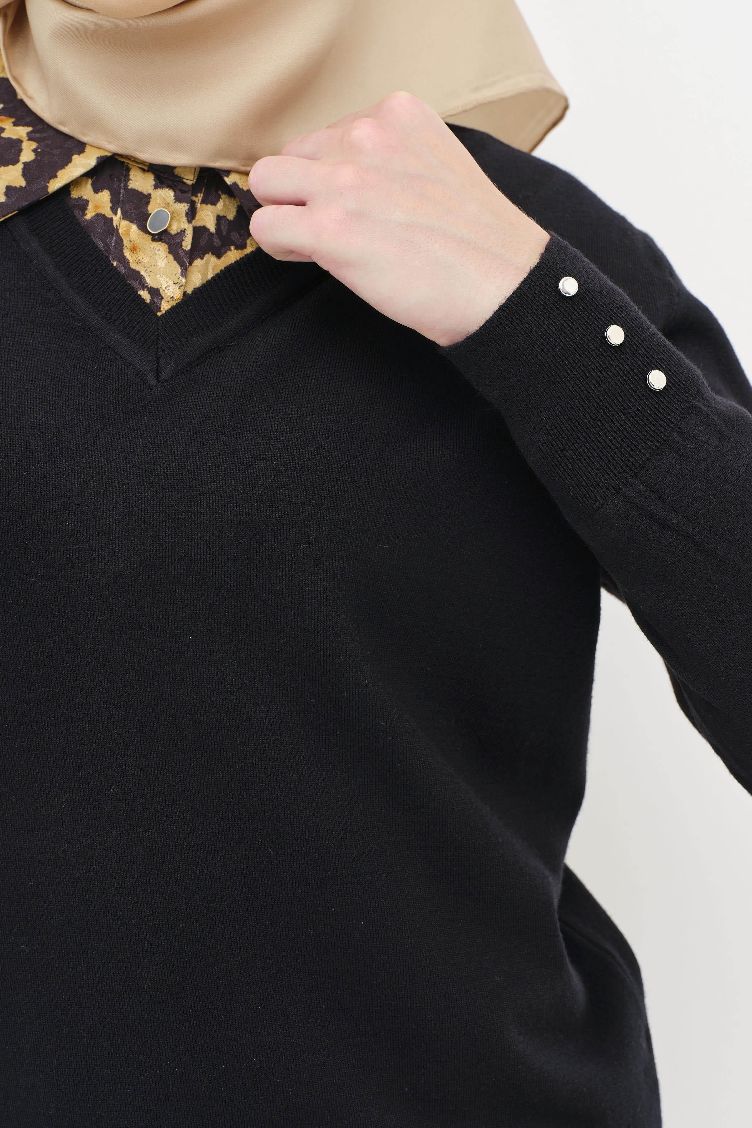 V Yaka Kol Düğme Detaylı Kazak - Siyah TUGBA