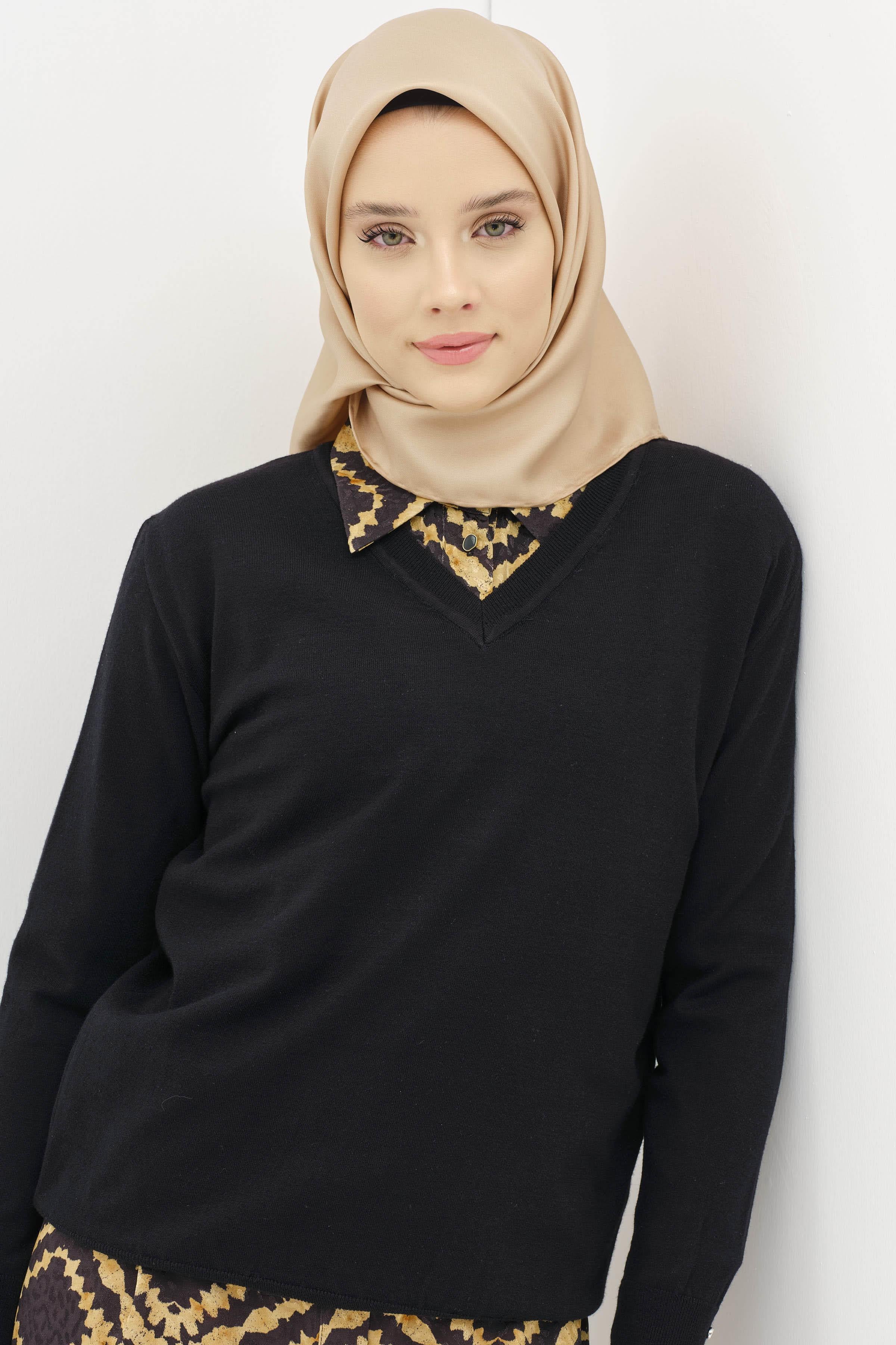 V Yaka Kol Düğme Detaylı Kazak - Siyah TUGBA